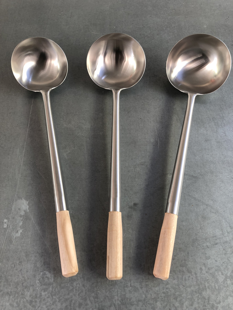 厂家批发厨具不锈钢厨房炒勺加厚防烫刚柄木柄锅铲厨师铲子炒菜勺