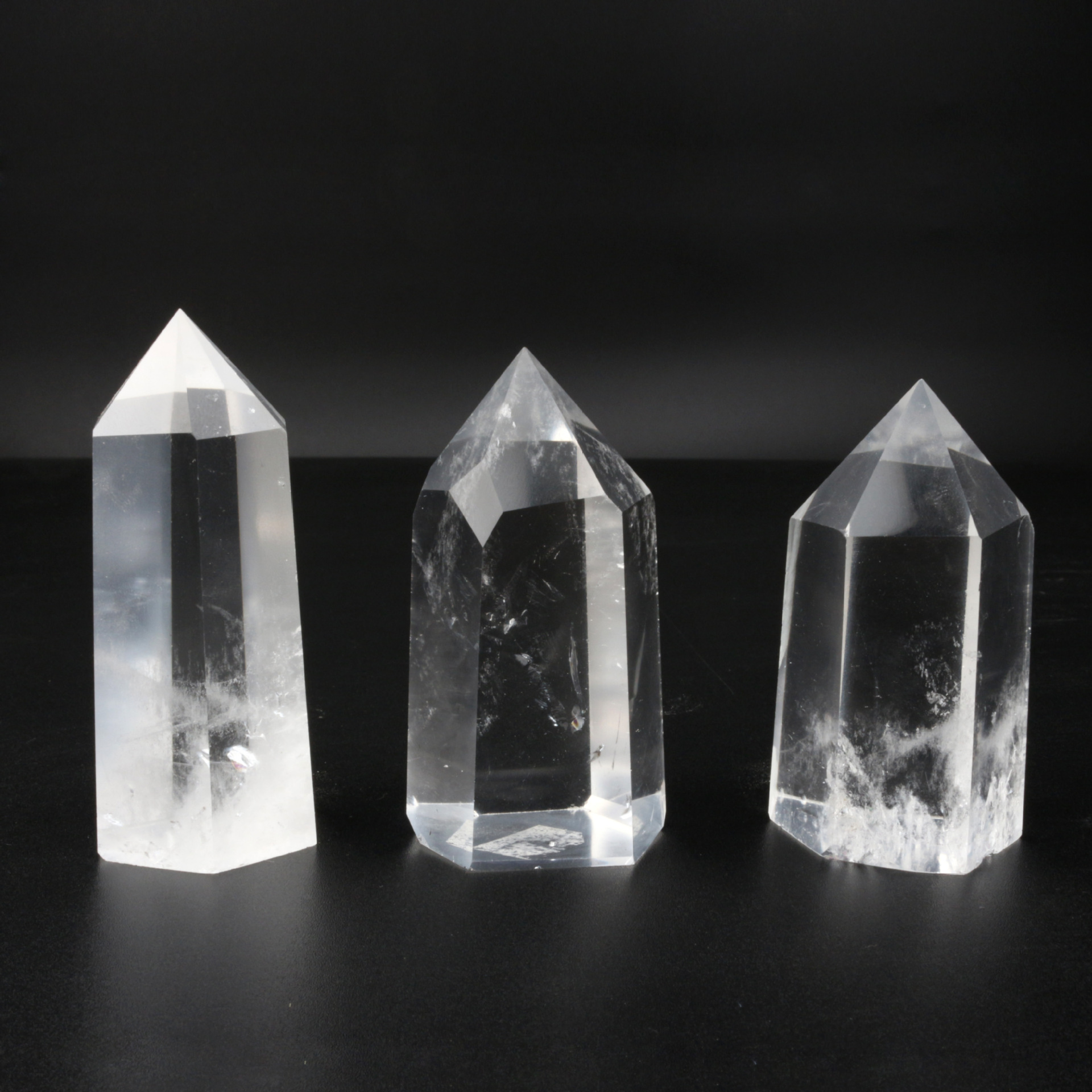 批发天然白水晶六棱柱单尖柱白晶风水柱子水晶原石打磨办公室摆件