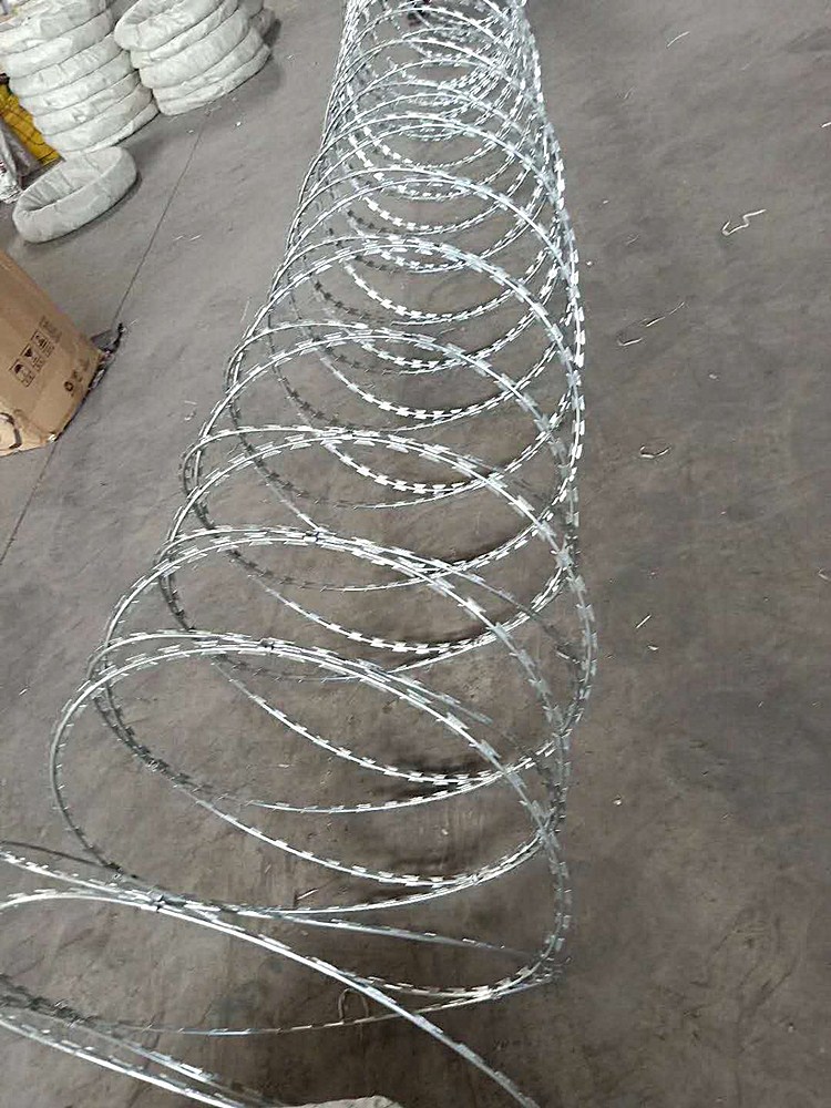 加工销售刀片刺绳双螺旋蛇腹刀刺网铁蒺藜防盗刺丝网定制