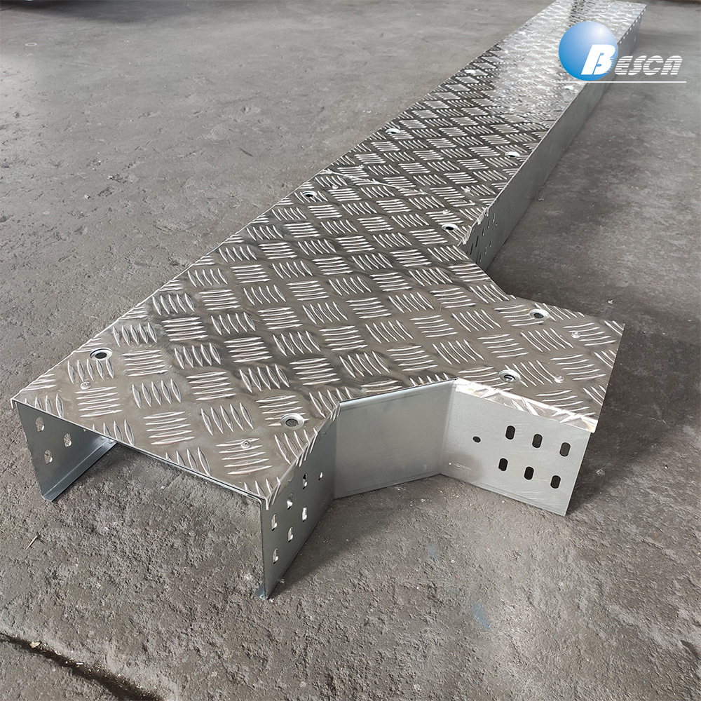 扬中电缆桥架厂家直销热镀锌梯式桥架可定制花纹盖板现货有库存