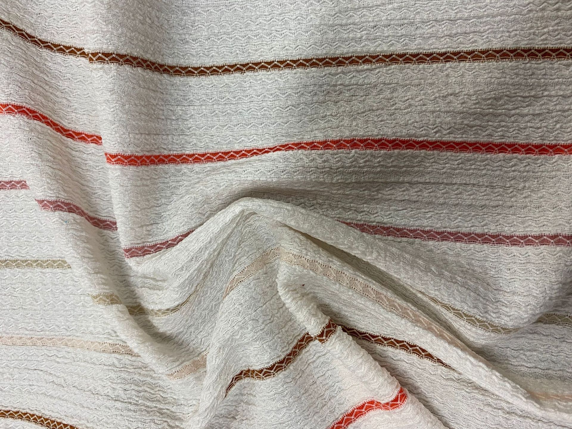 经编绉布涤弹力色织绉布竖条针织提花绉布女装时装面料2020新款爆