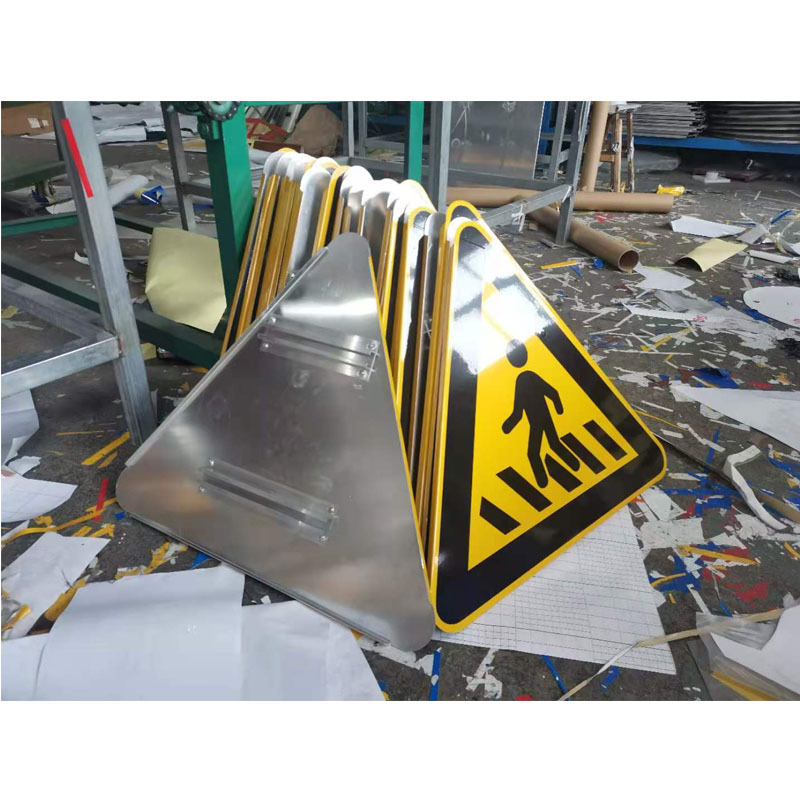 交通标识牌人行道警示三角标牌反光标识道路指示牌加 工定 制