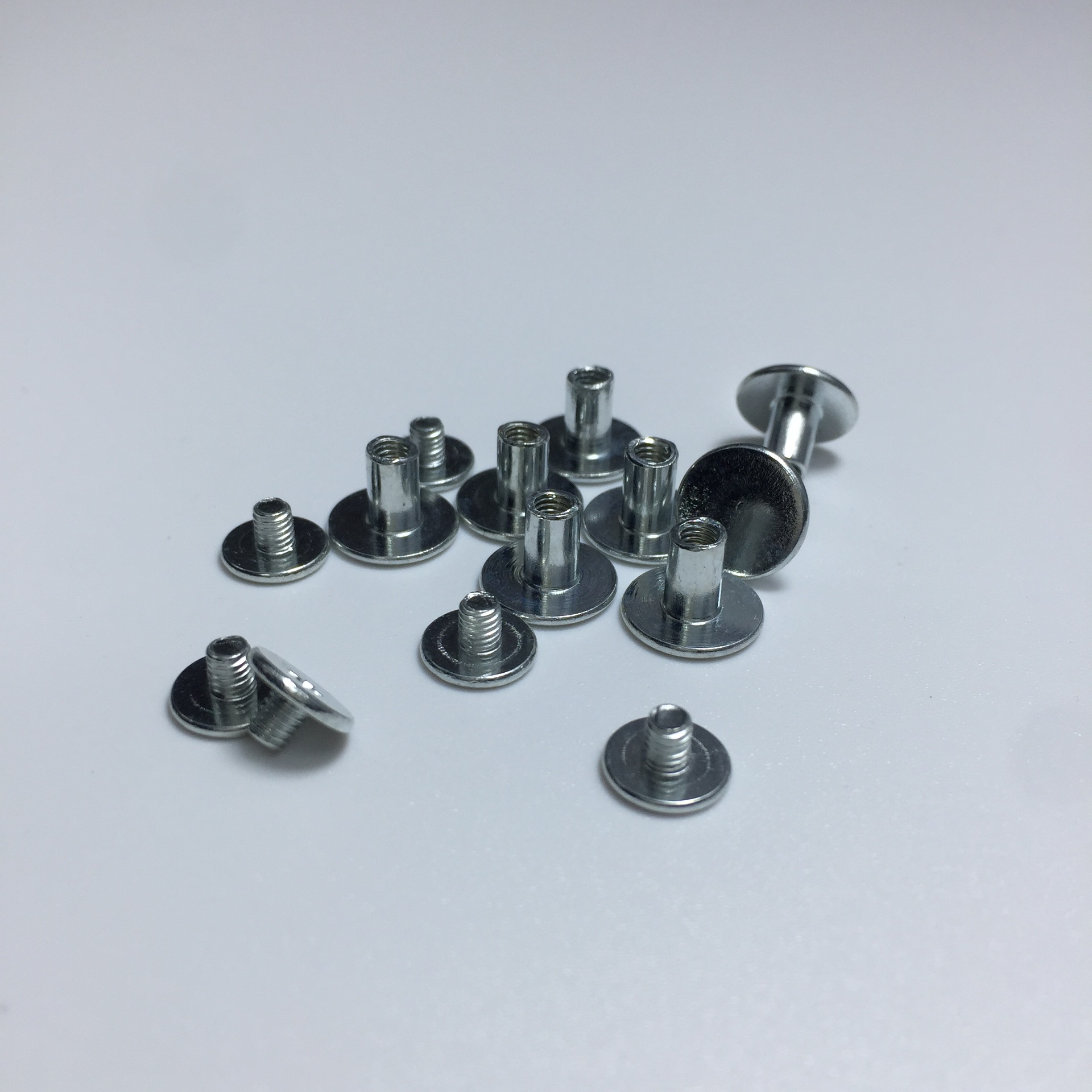 厂家直供箱包头盔辅料不锈钢铆钉开尾钉子母螺丝钉呖色哑黑头盔钉