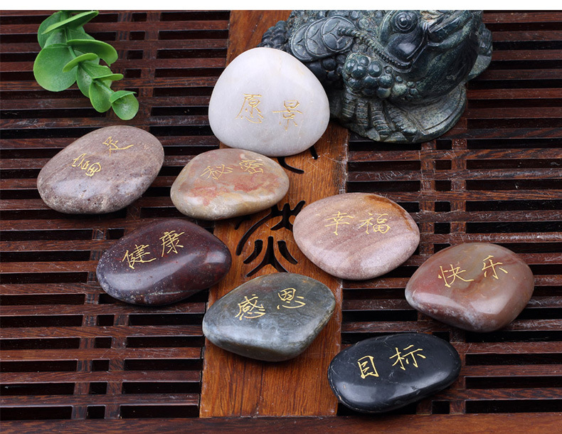 厂家石头定制刻字 天然雨花石鹅卵石混色抛光刻字文字单词图案