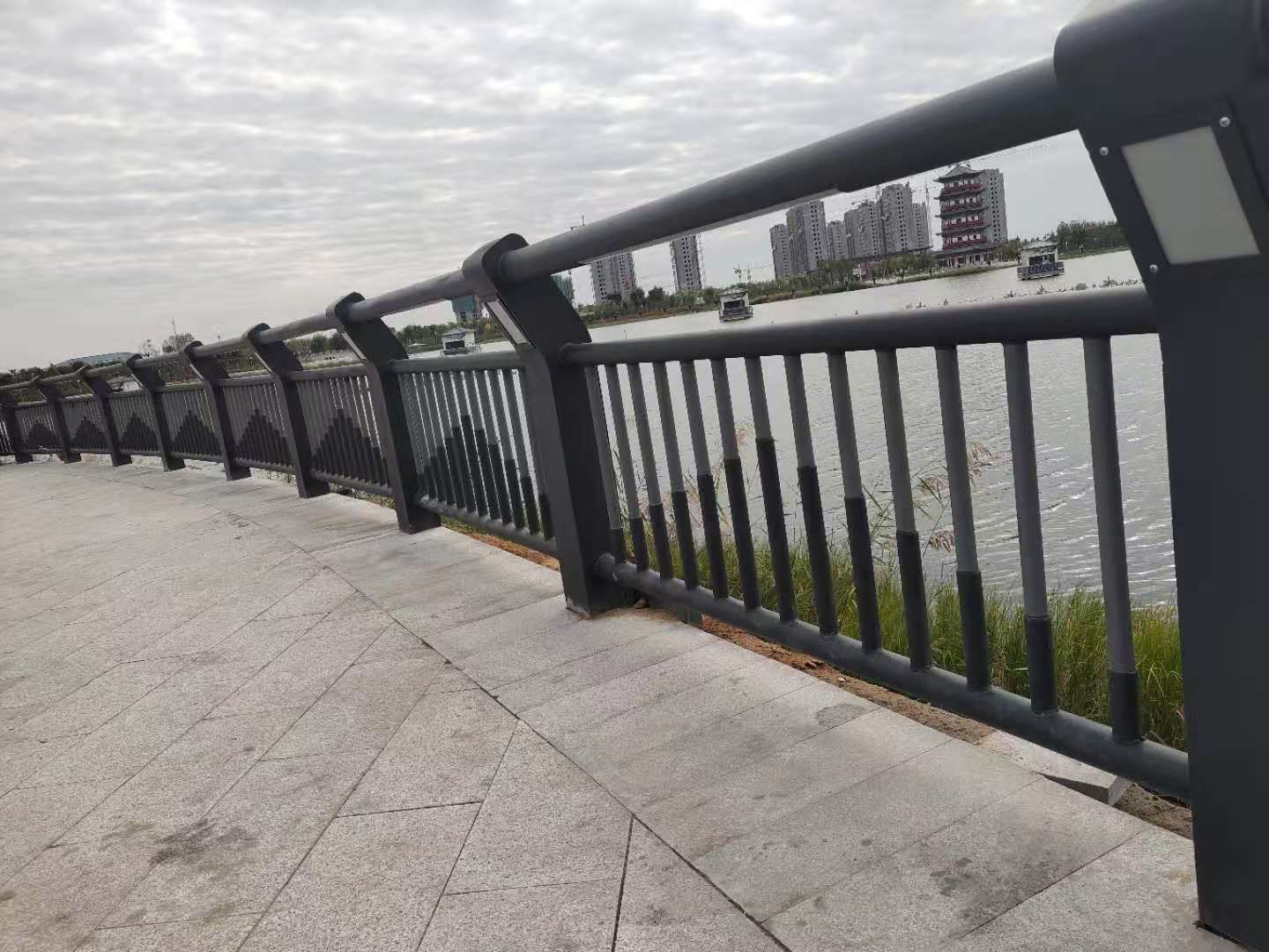 桥梁护栏led灯光桥梁护栏河道景观不锈钢隔离栏 公路防撞栏上海