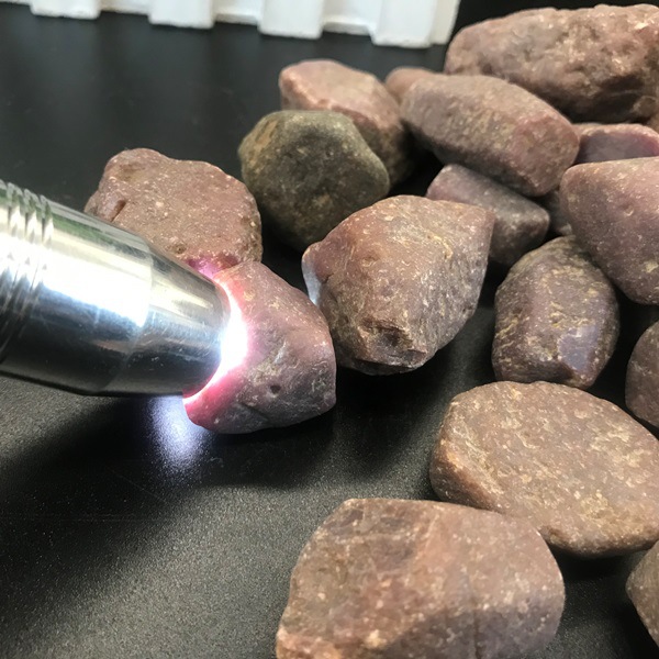 马达加斯加天然柱形红刚玉矿物晶体原石红宝石原石100克