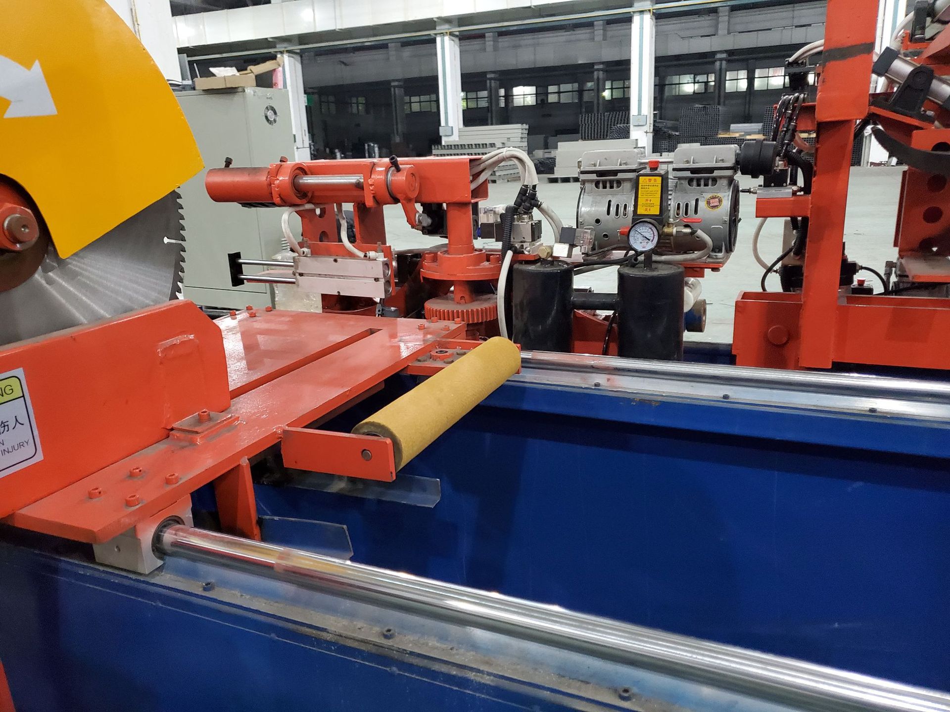 无锡厂家 宏吉泰铝型材挤压机 配套 双牵引机1000t