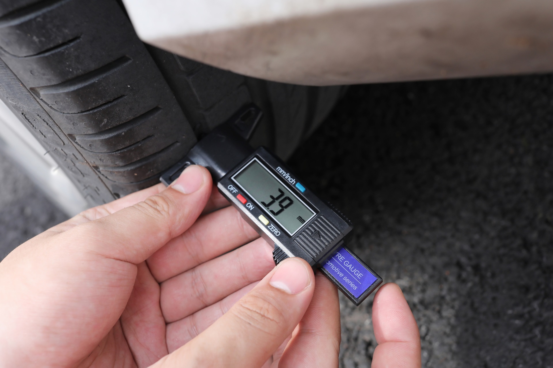 塑料款电子数显轮胎花纹深度尺计0-25mm胎纹游标卡尺检查保养工具