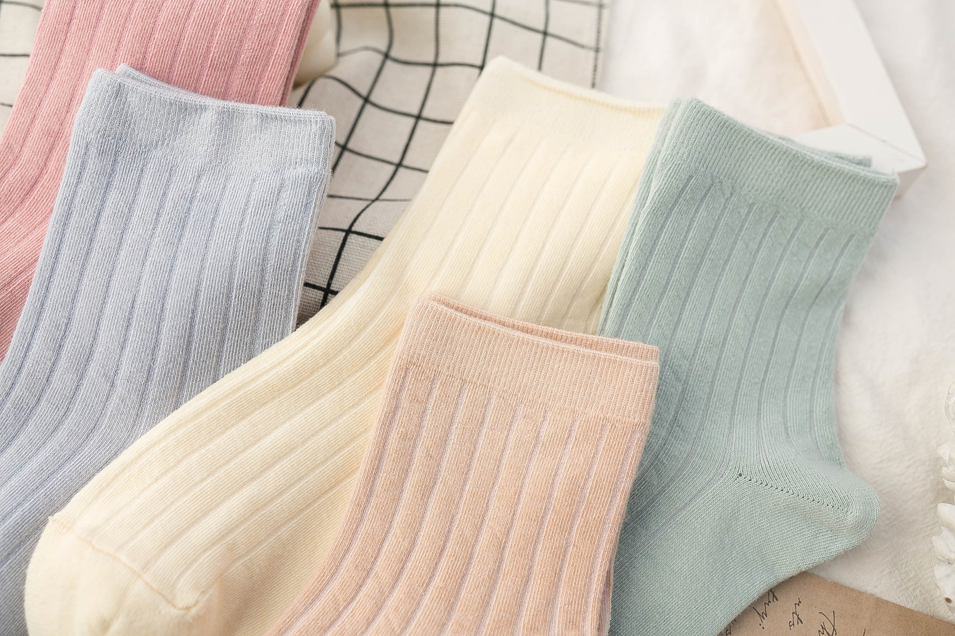 秋冬新品 竖条纹纯棉女士中筒袜 百搭纯色暗纹全棉百搭袜子女批发