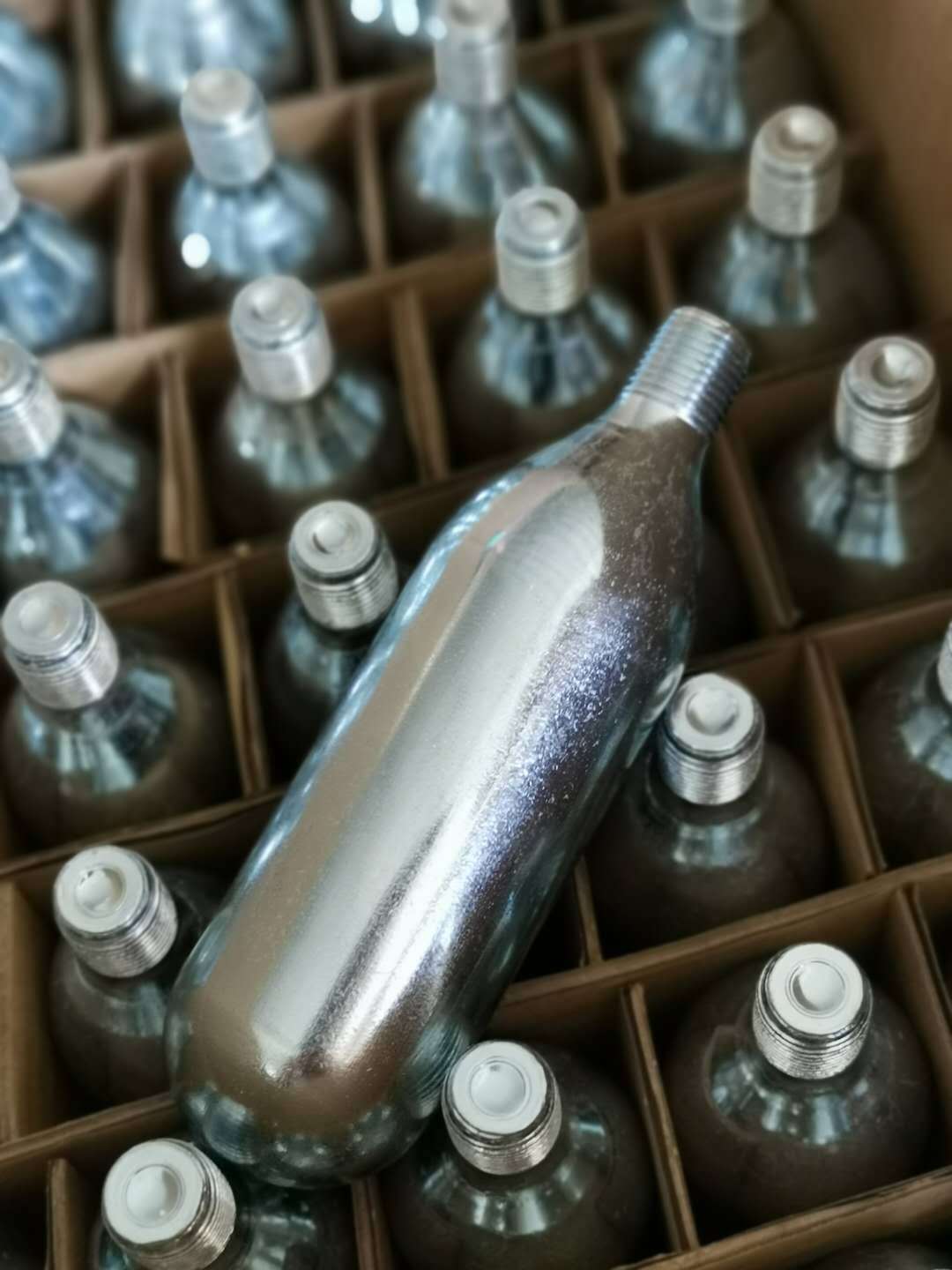 74g 带5/8螺纹小钢瓶 苏打水机气瓶 环保蓝锌 厂家供应小气瓶