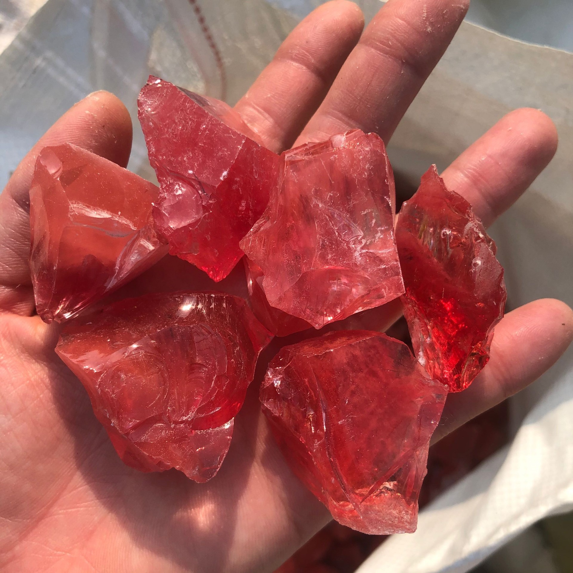 扩香石西瓜红熔炼碎石原石几何形状水晶石工艺品摆件