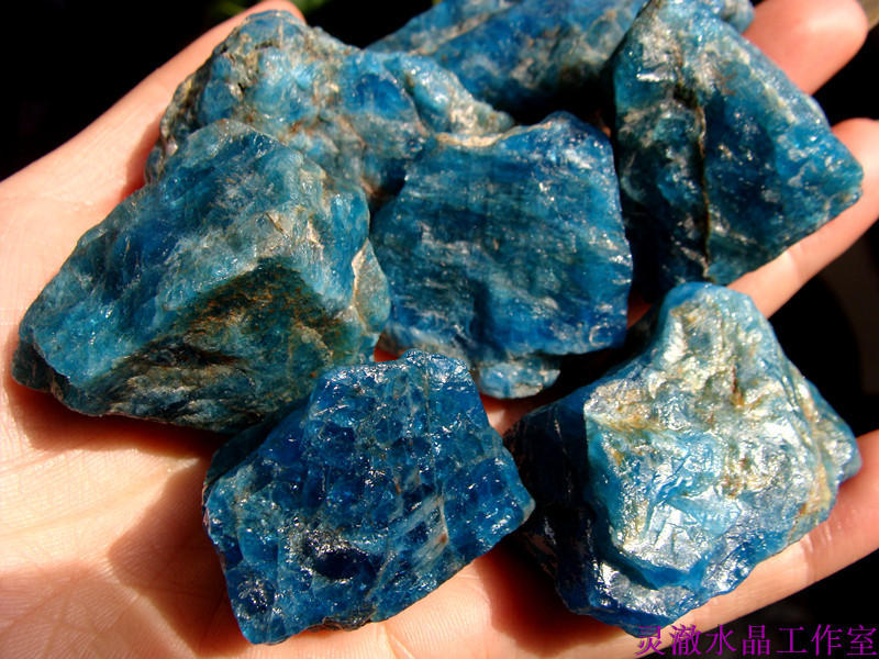 明轩鸿珠宝 天然疗愈石 蓝色磷灰石原石 喉轮疗愈石