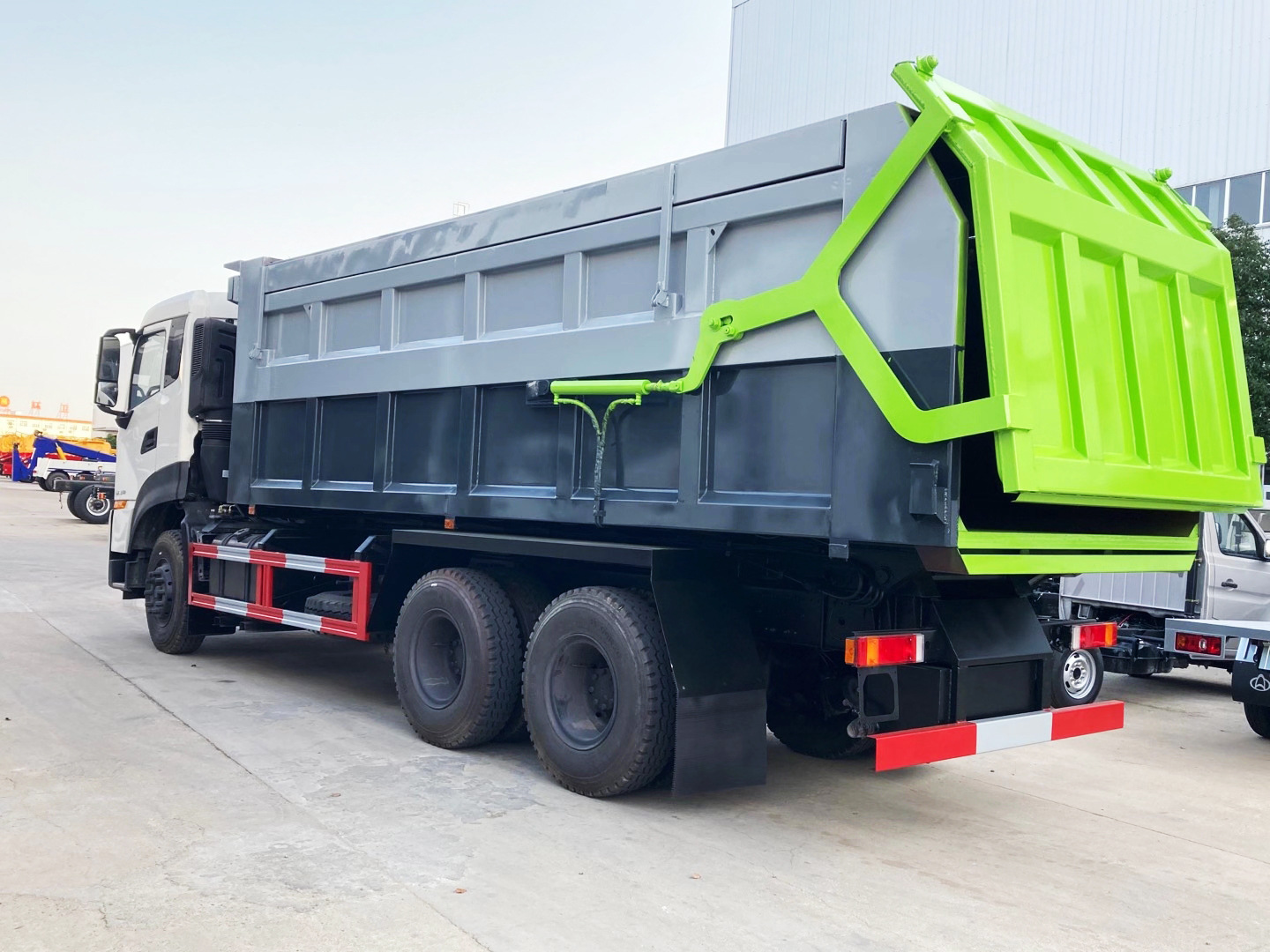 国六款天龙后双桥22立方压缩站垃圾对接车 建筑生活垃圾转运车