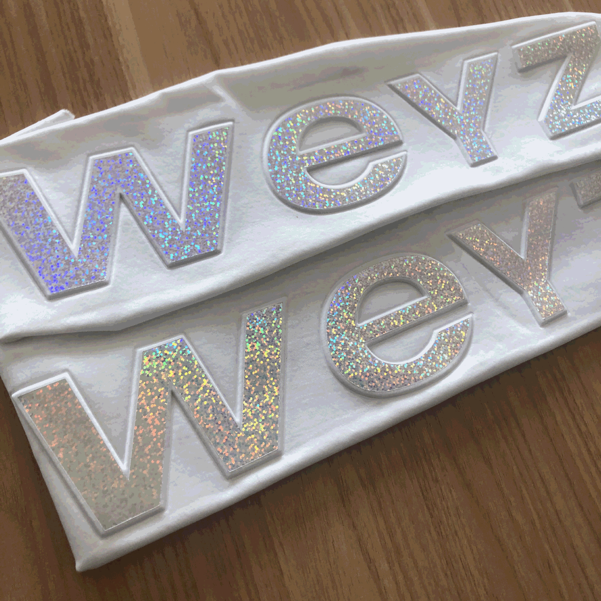 厂家炫彩膜凹凸压花商标定制 立体彩色压花服装面料 凹凸印花面料