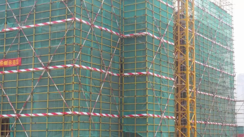 红白色加厚踢脚线 黄黑色楼层板挡脚板建筑工地分层铁皮分色板