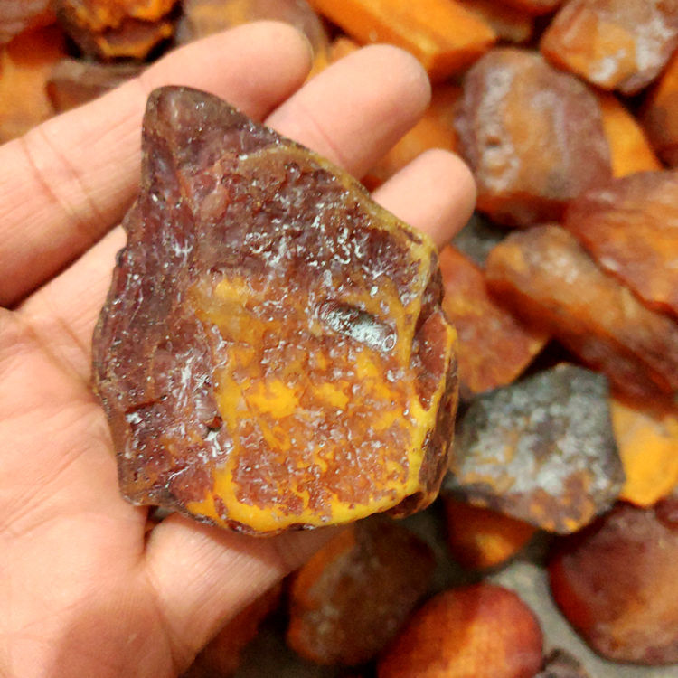 厂家生产批发全皮蜜蜡裸石俄料乌克兰蜜蜡原石手搓就有松香味