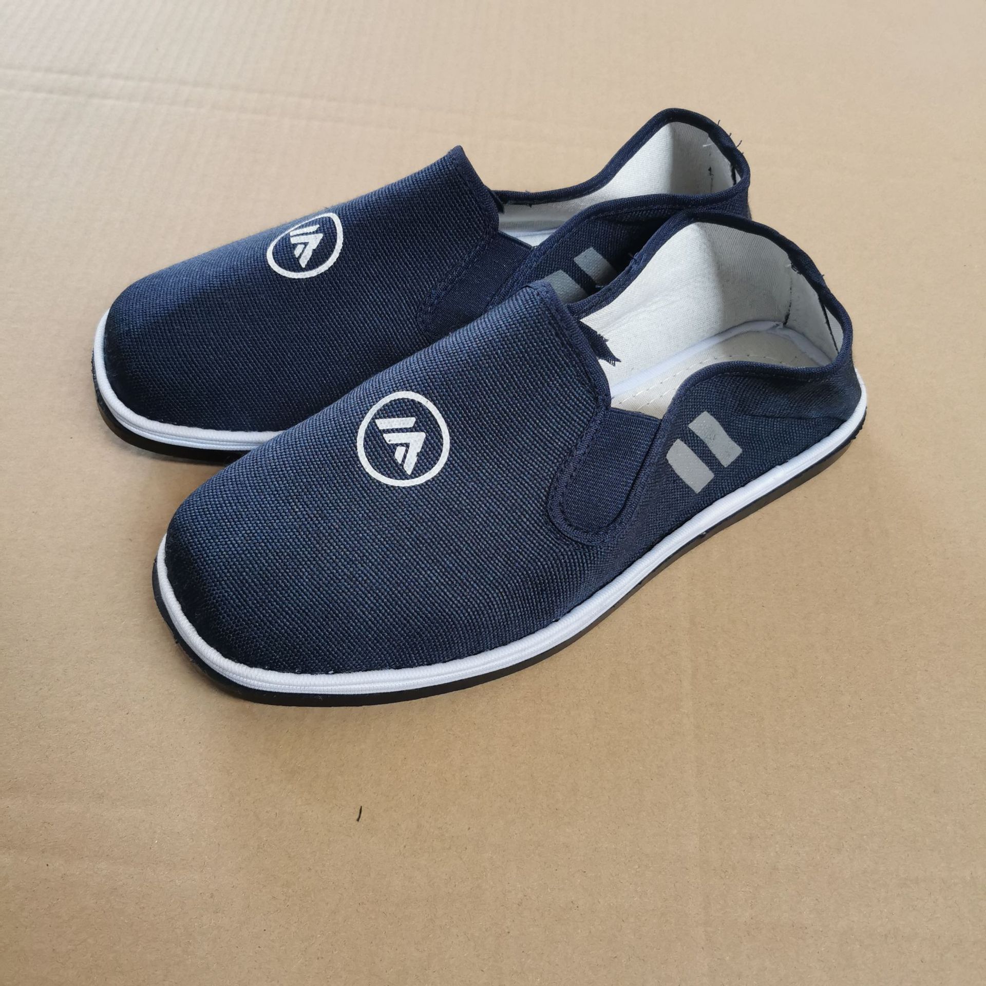 一脚蹬低帮松紧囚鞋反光标志男女囚鞋橡胶底黑布鞋新生球鞋