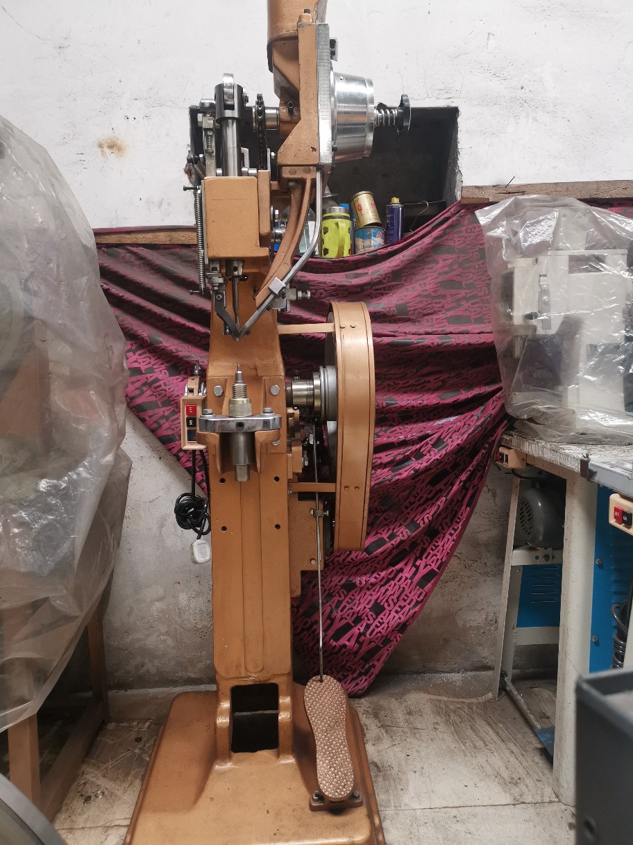 厂家供应全自动打扣机四合扣机服饰纽扣机鞋眼打扣机激光定位