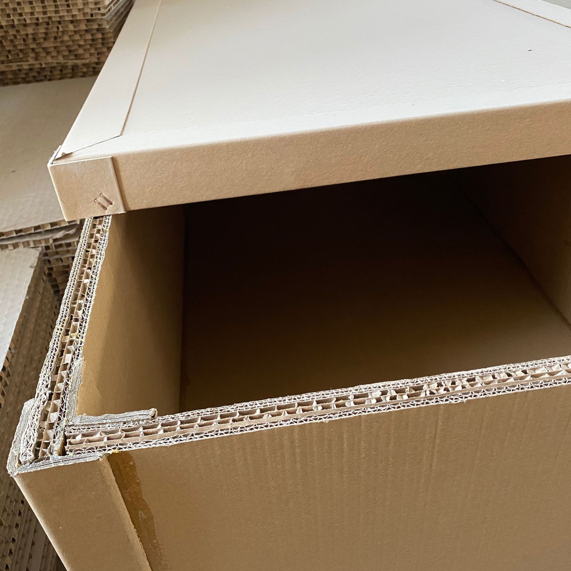 蜂窝瓦楞纸复合板纸箱 搬家物流快递重型包装箱 瓦楞一体纸箱供应