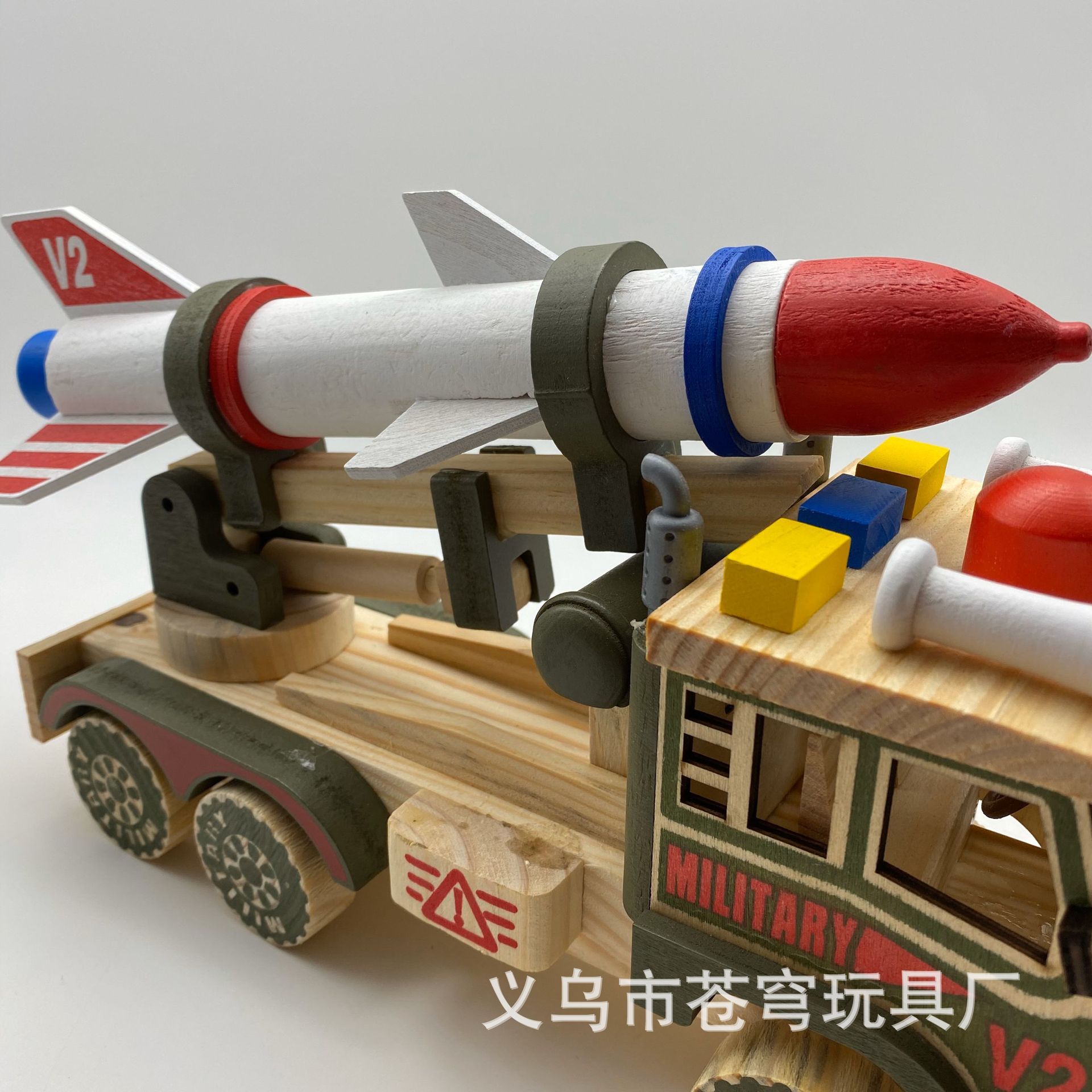 木质彩色火箭车大号装甲车模型摆件儿童玩具导弹车木质工艺品批发