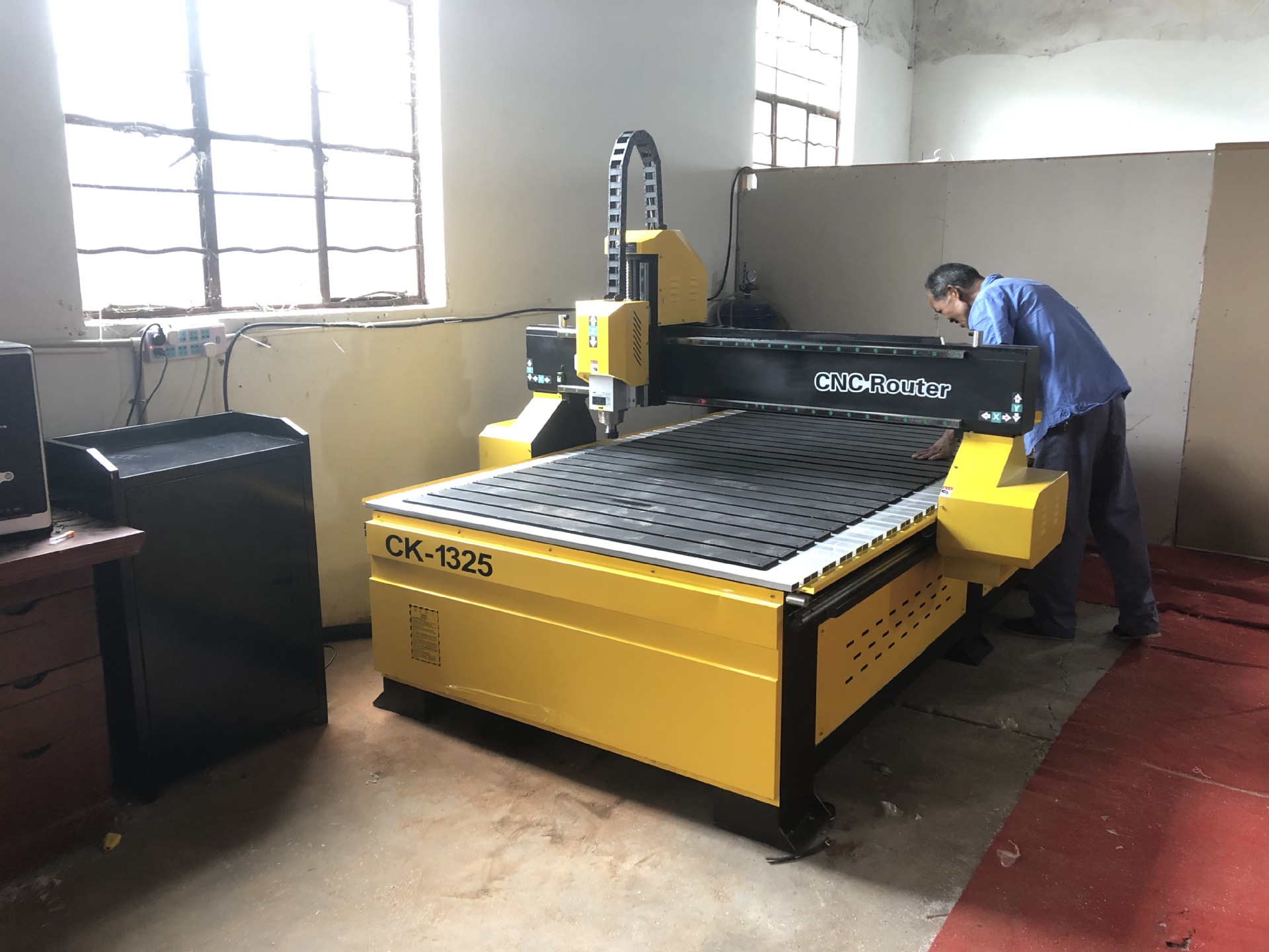 展览厂雕刻机 广告木工 亚克力雪弗板ps pc 木板通用1325雕刻机-阿里