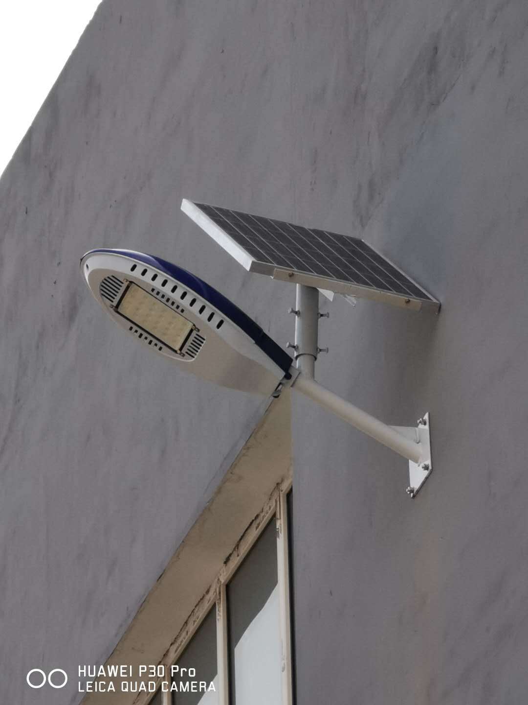 厂家直销6米墙壁太阳能路灯30wled光源城镇道路新农村建设工程