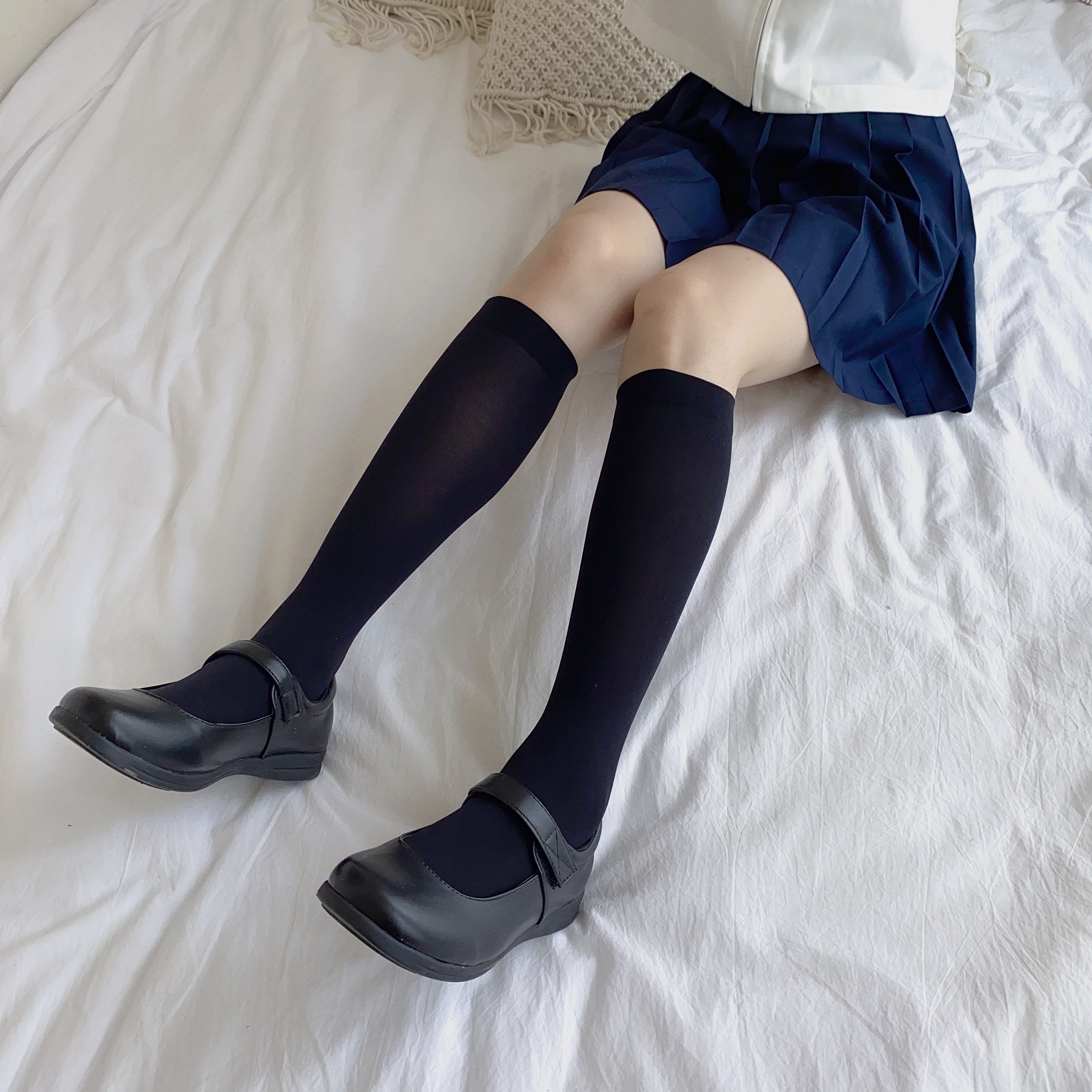 天鹅绒长筒袜jk搭配可长可短ins风小腿袜黑白短袜中筒百搭过膝袜