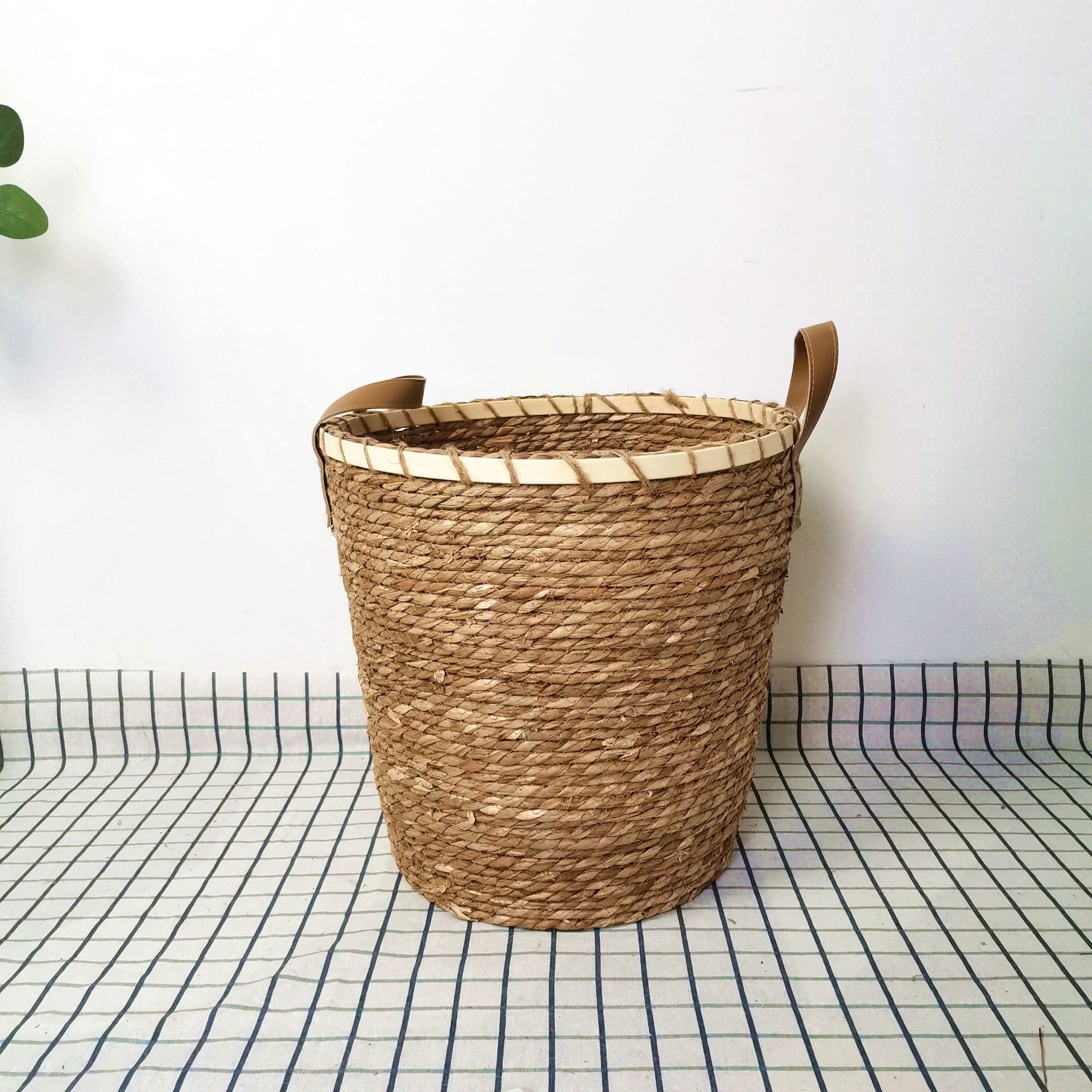 厂家热销新款蒲草手编收纳筐 蒲草编制家居使用收纳筐可定制