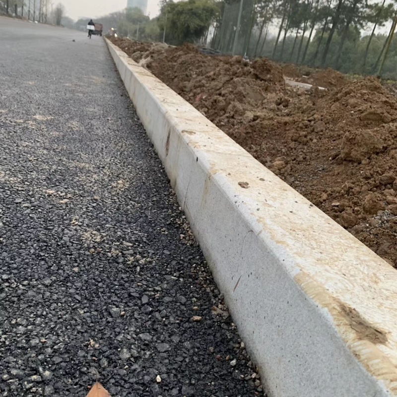 道路两边青石路沿石批发 矿山直销幻彩红路沿石批发 路沿石图片