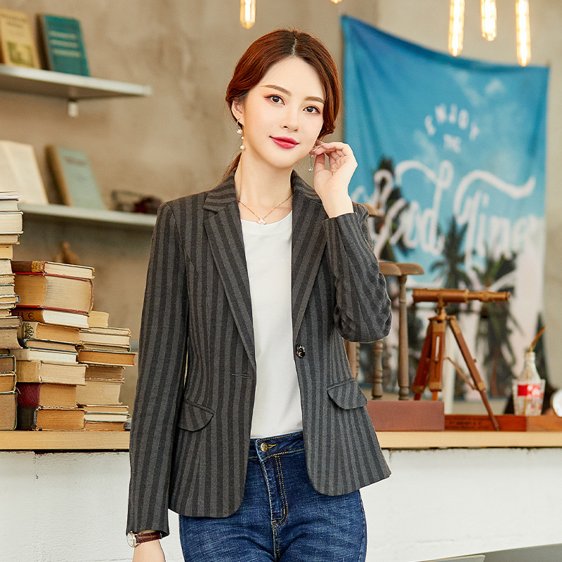 竖条纹小西装短款2020秋季薄新款休闲西服女士韩版修身时尚外套