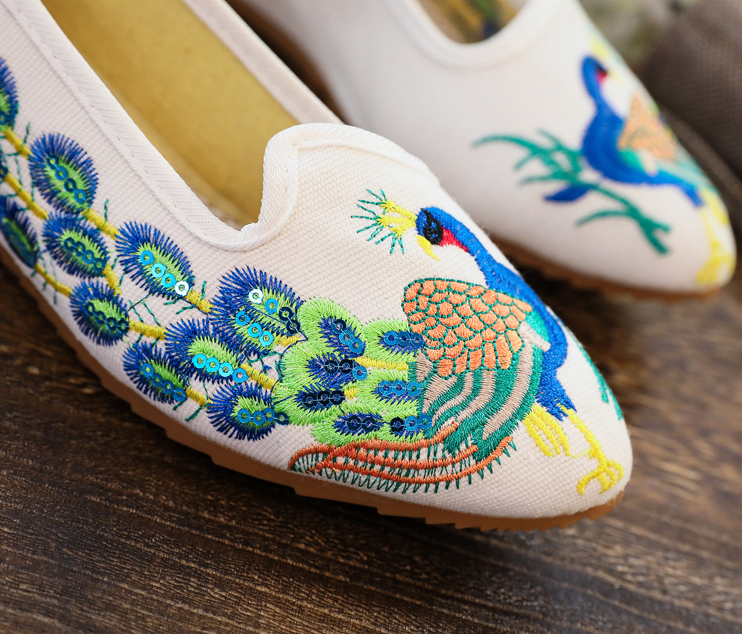 【点翠】亮片孔雀刺绣花朵民族风绣花布鞋 低跟尖头女士单鞋