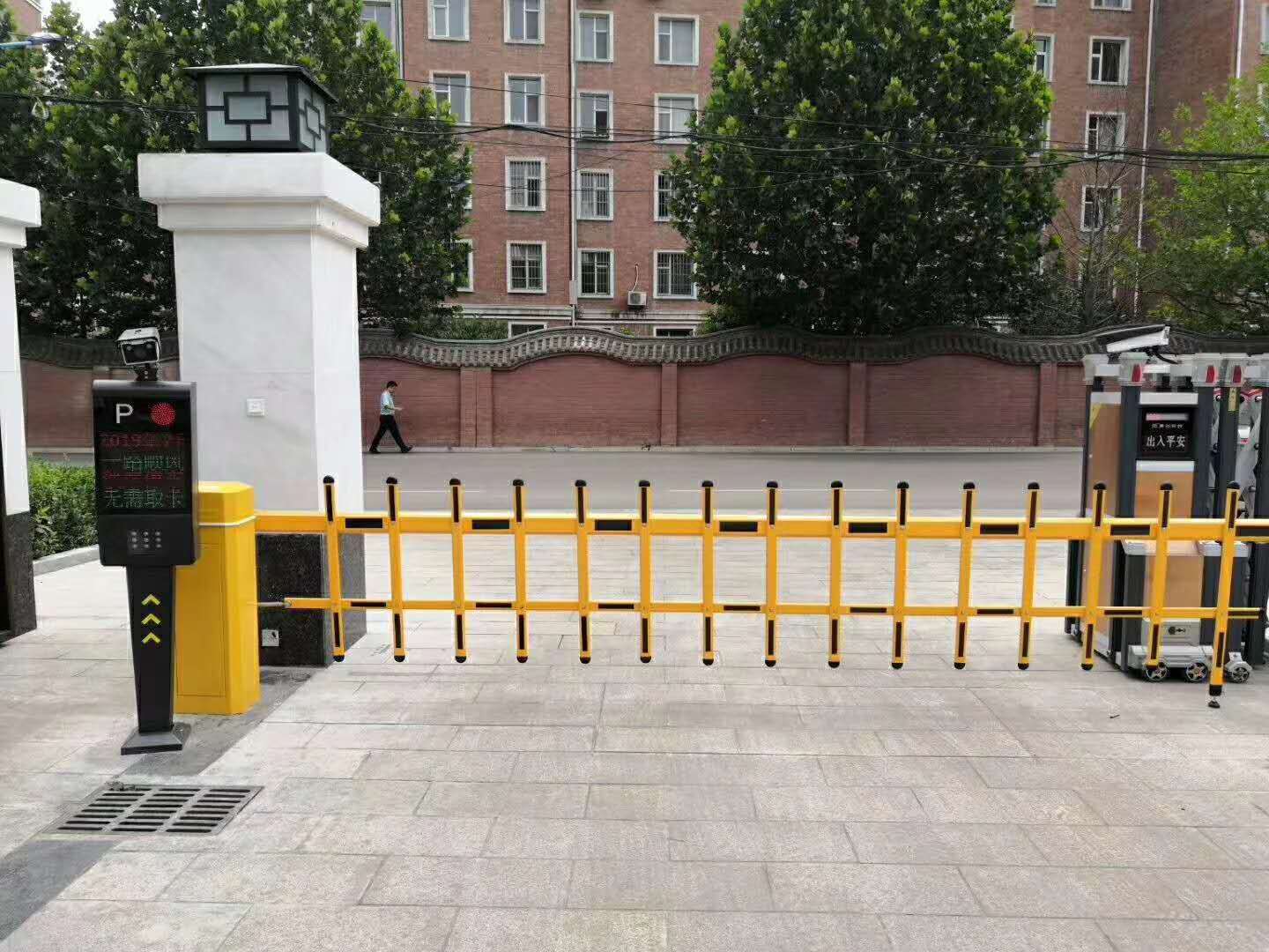 停车场栅栏道闸收费起落杆小区门禁广告升降杆智能车牌识别一体机
