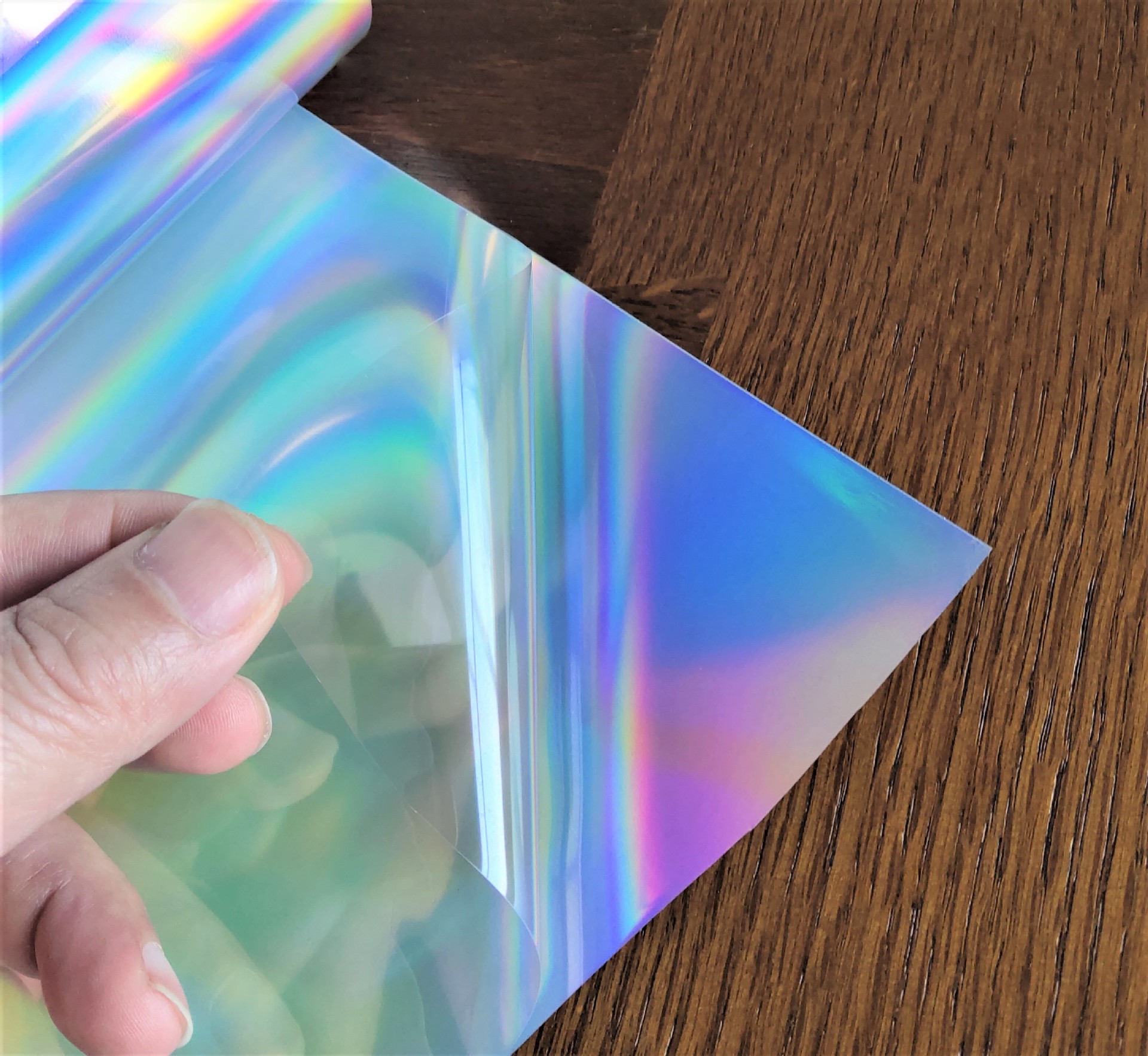 七彩镭射刻字膜幻彩炫彩不干胶贴美陈材料汽车拉花反光膜厂家销售