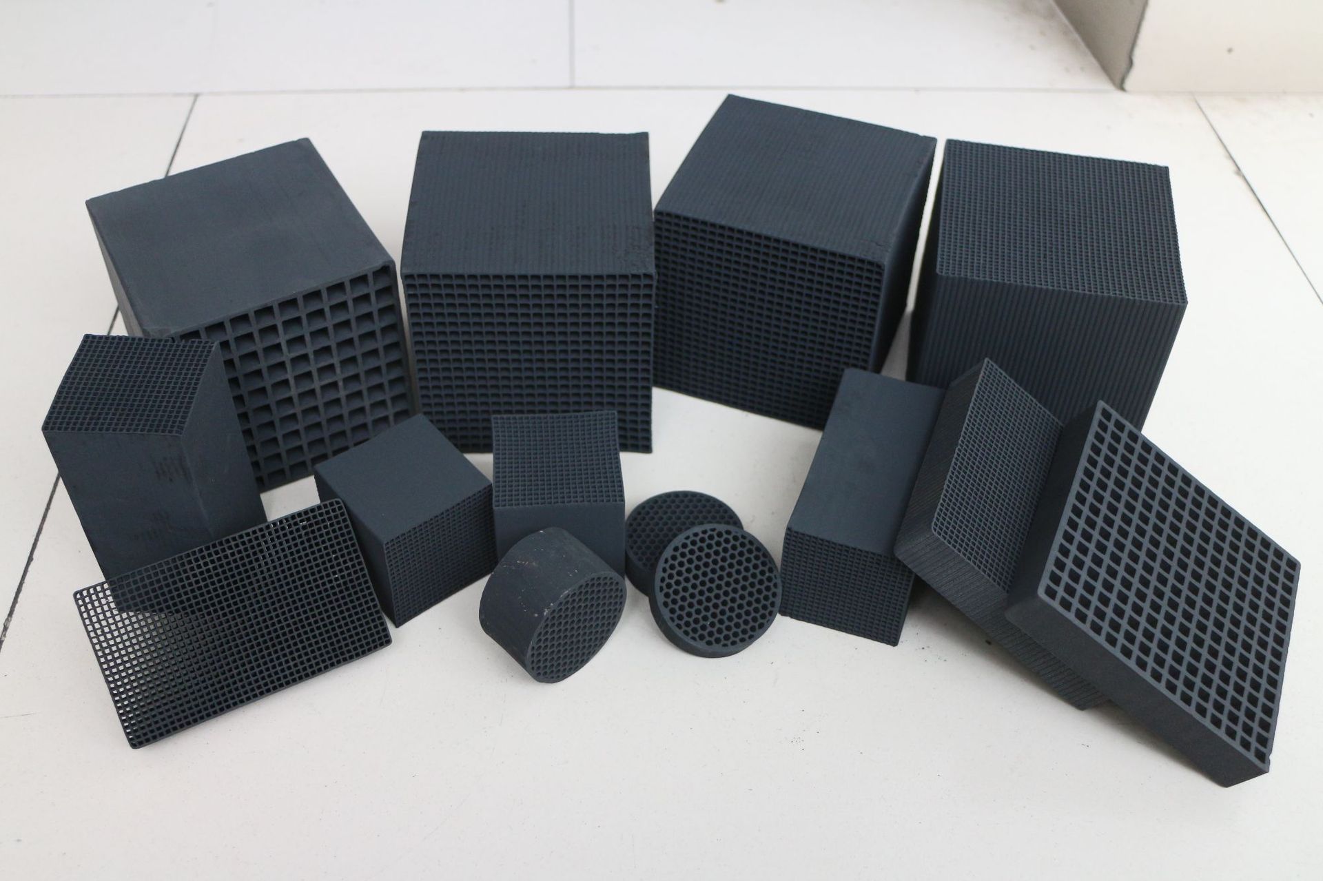 蜂窝状活性炭厂家直销有机废气处理活性炭大孔型蜂窝炭定制