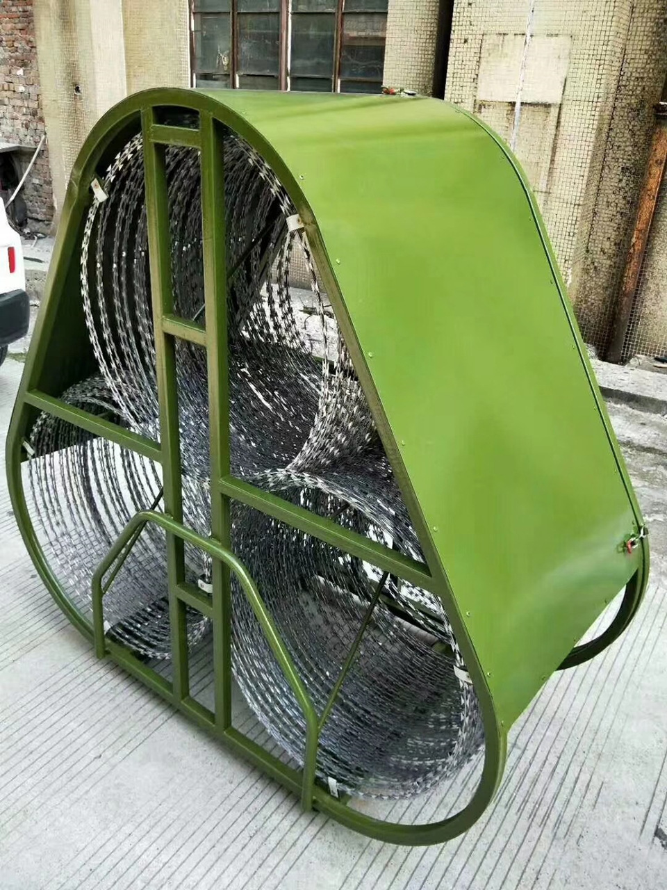 单筒防暴阻隔网三桶封控隔离网 蛇腹型拦截网伸缩反恐铁丝网