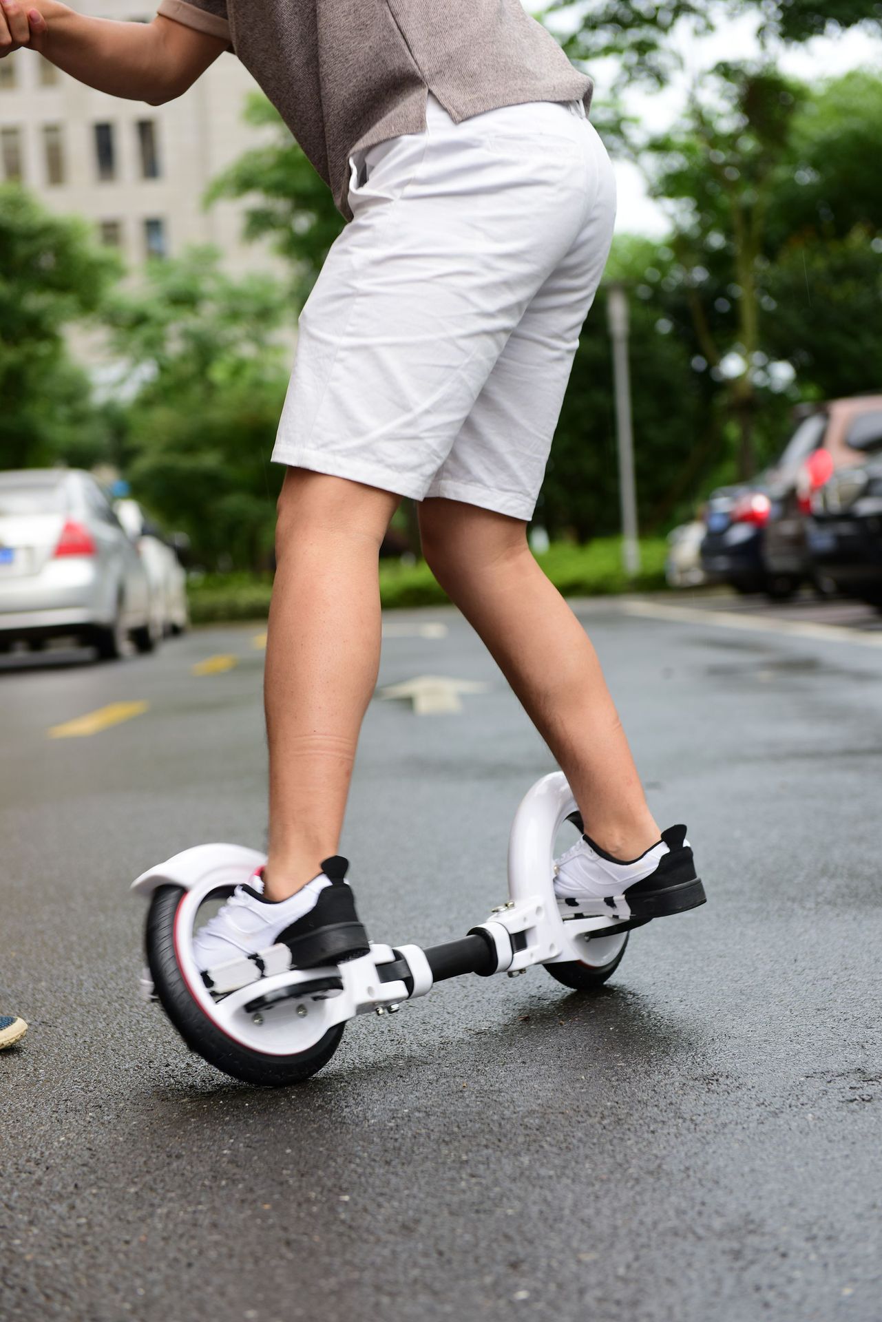 厂家直供新款成人代步踏板车二轮脚踏滑板车实心pu轮极限风火轮