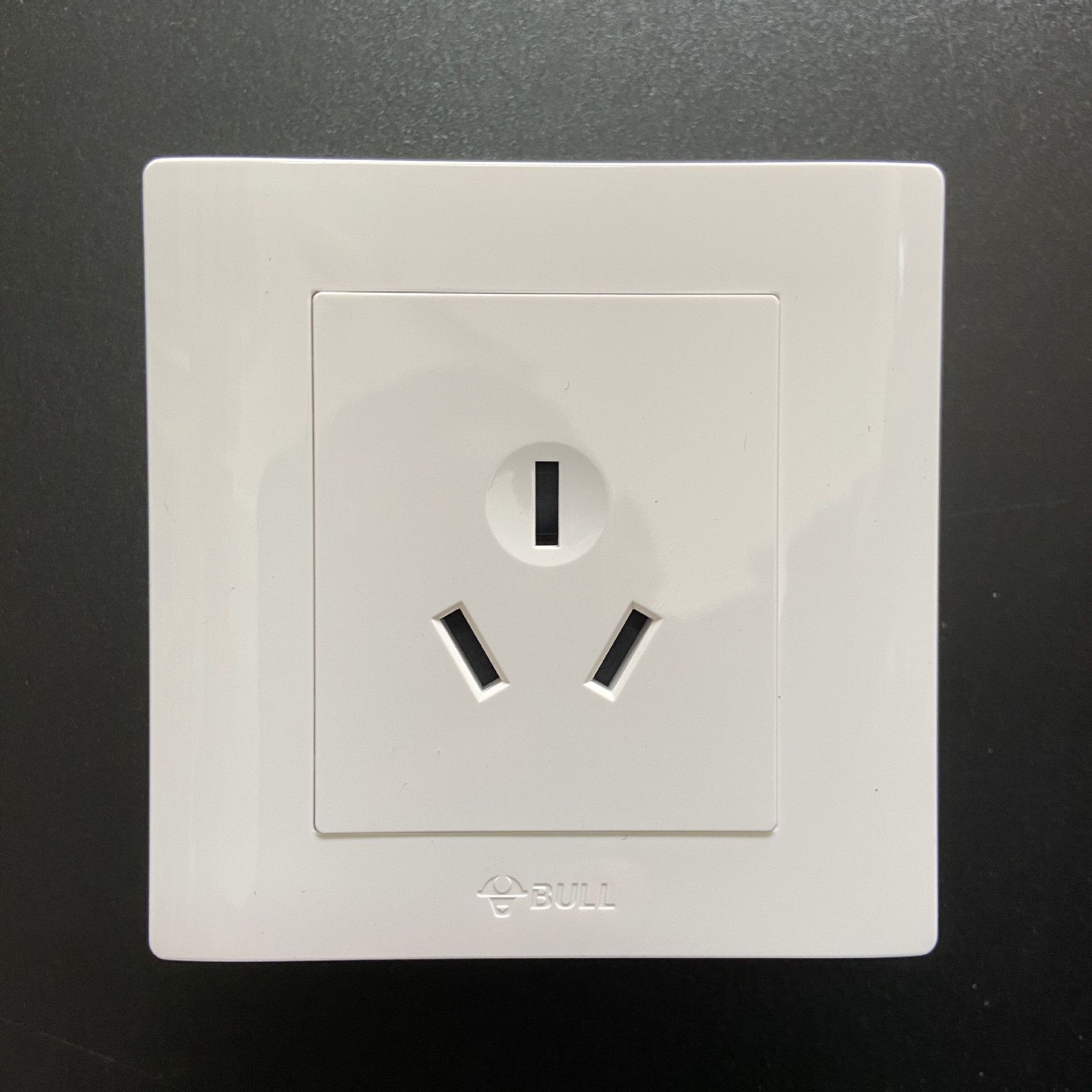 公牛装饰开关家用暗装墙壁插座一开五孔二开双控g32守护10a16a