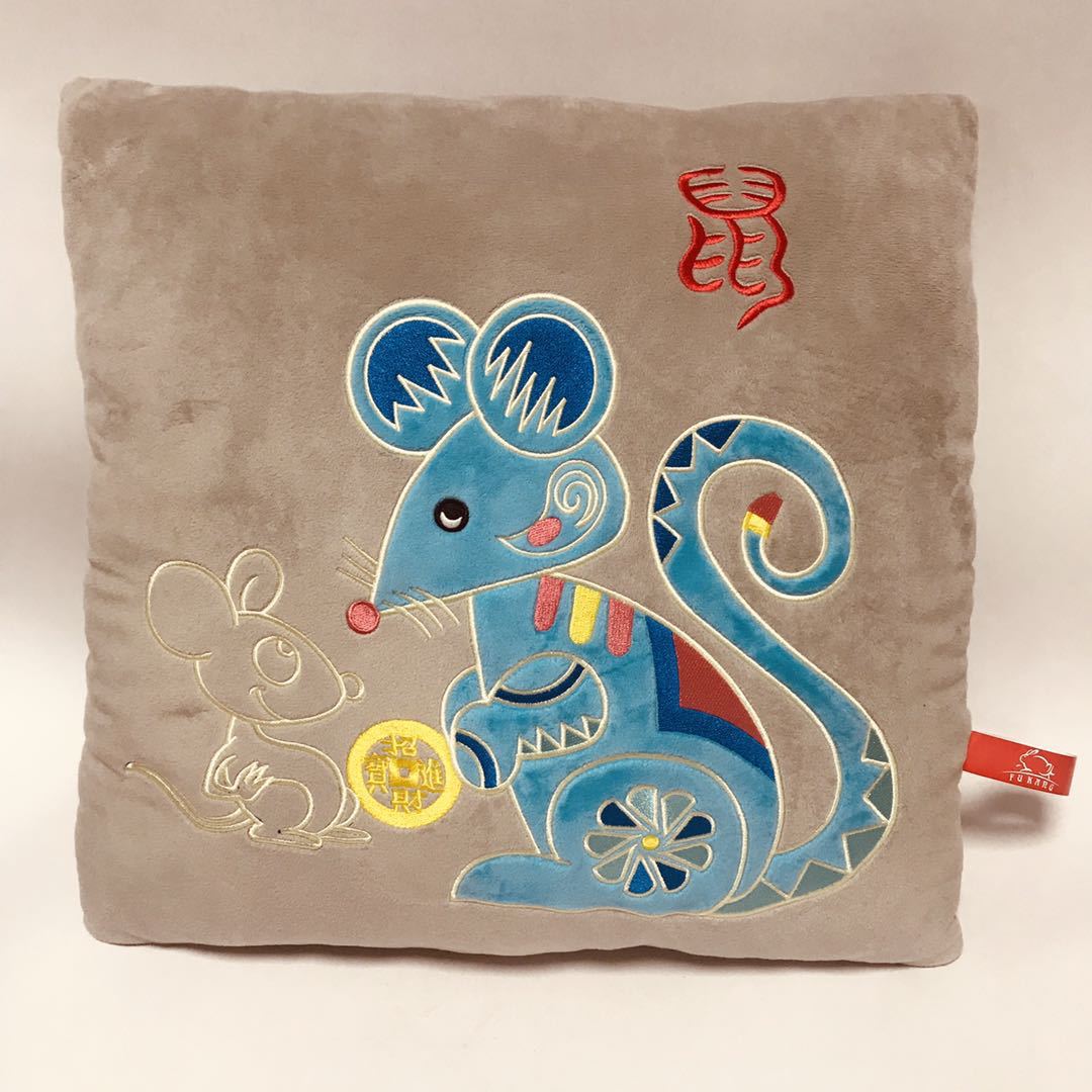厂家定制可爱刺绣老鼠毛绒抱枕靠垫鼠年吉祥物居家布艺新年礼品