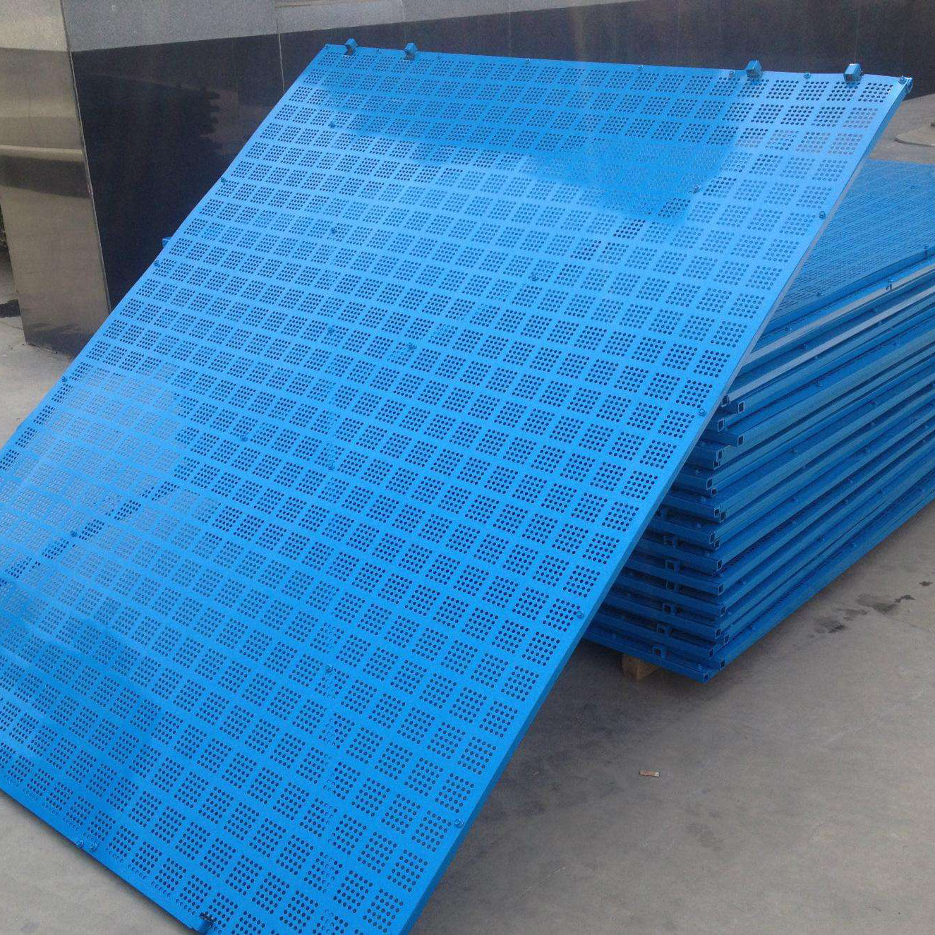 厂家直销爬架网片工地外围防坠施工安全防护冲孔防护网防风抑尘网