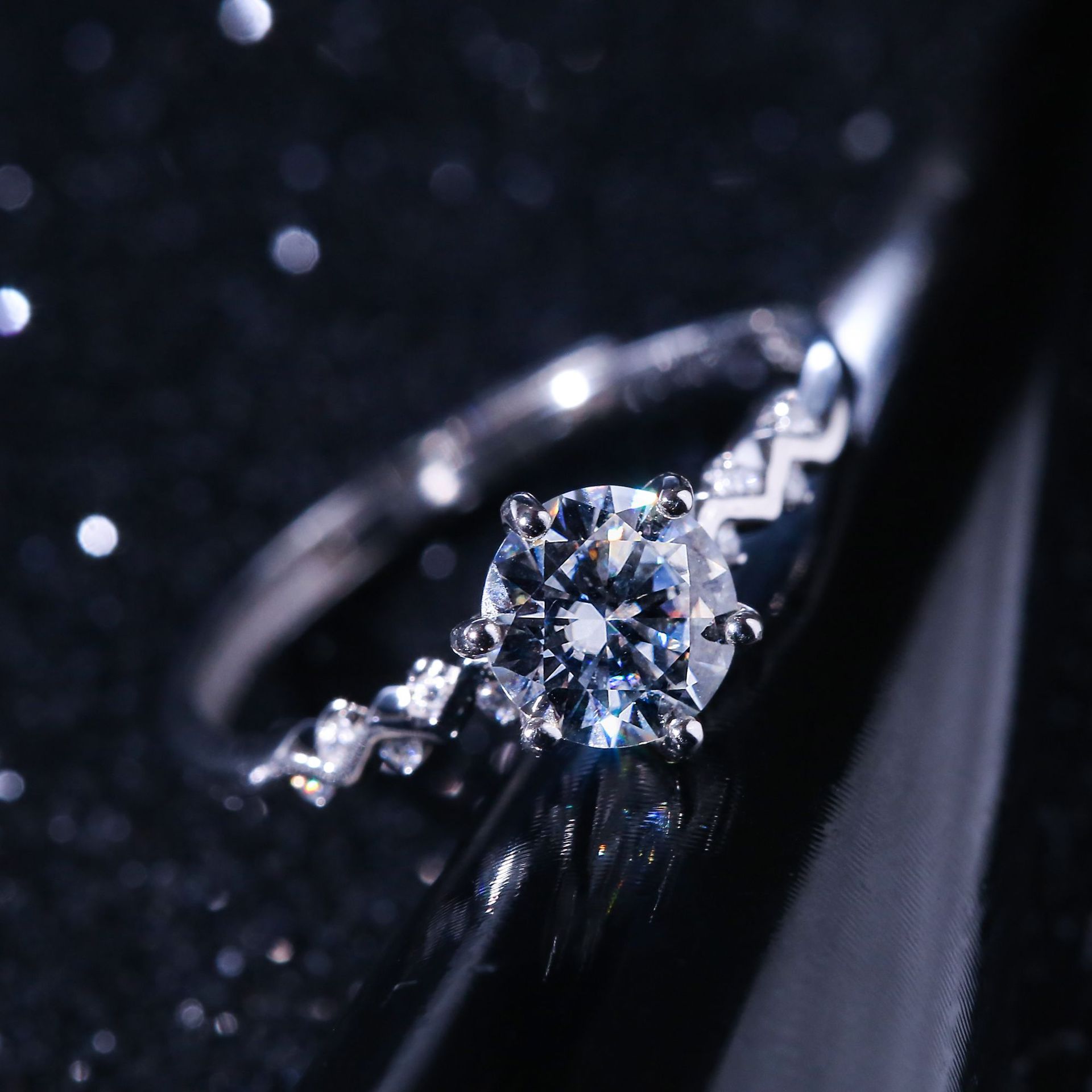 一克拉一路相随钻戒 纯银镶莫桑镀白金 莫桑石戒指批发