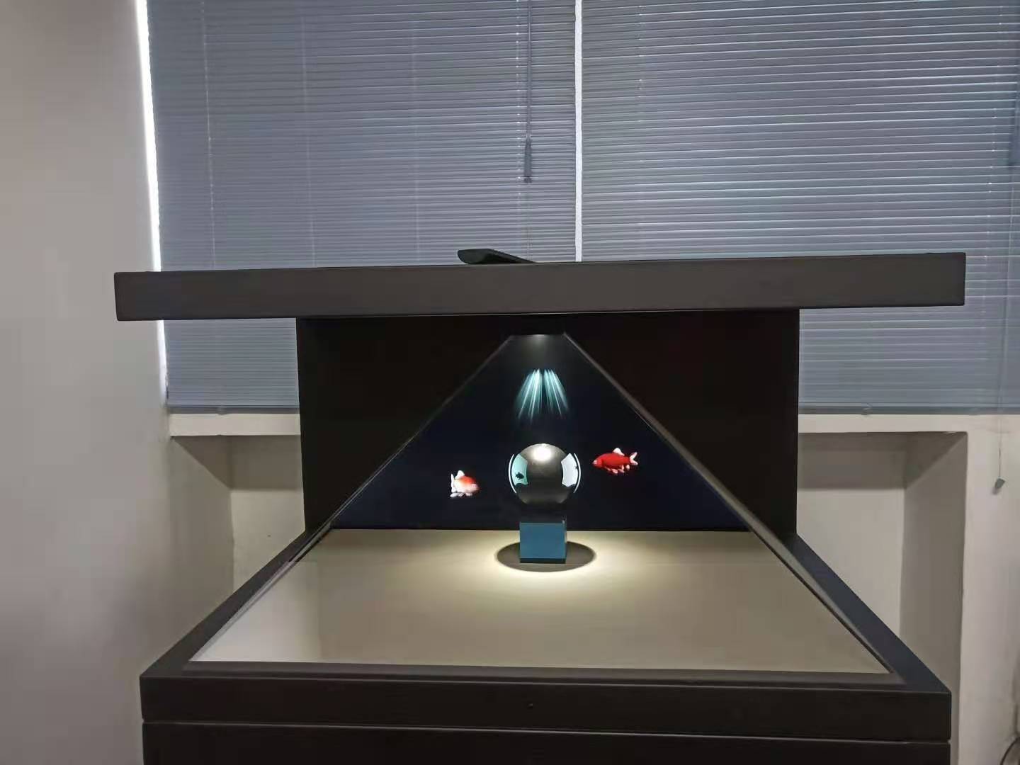 源头空中镀膜全息展示柜