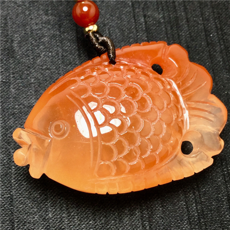东海水晶 天然红兔毛俏色金鱼牌连年有鱼吊坠