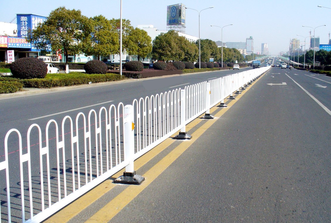 【厂家定制】交通道路隔离栏京式u型锌钢护栏市政马路n型防护栏杆