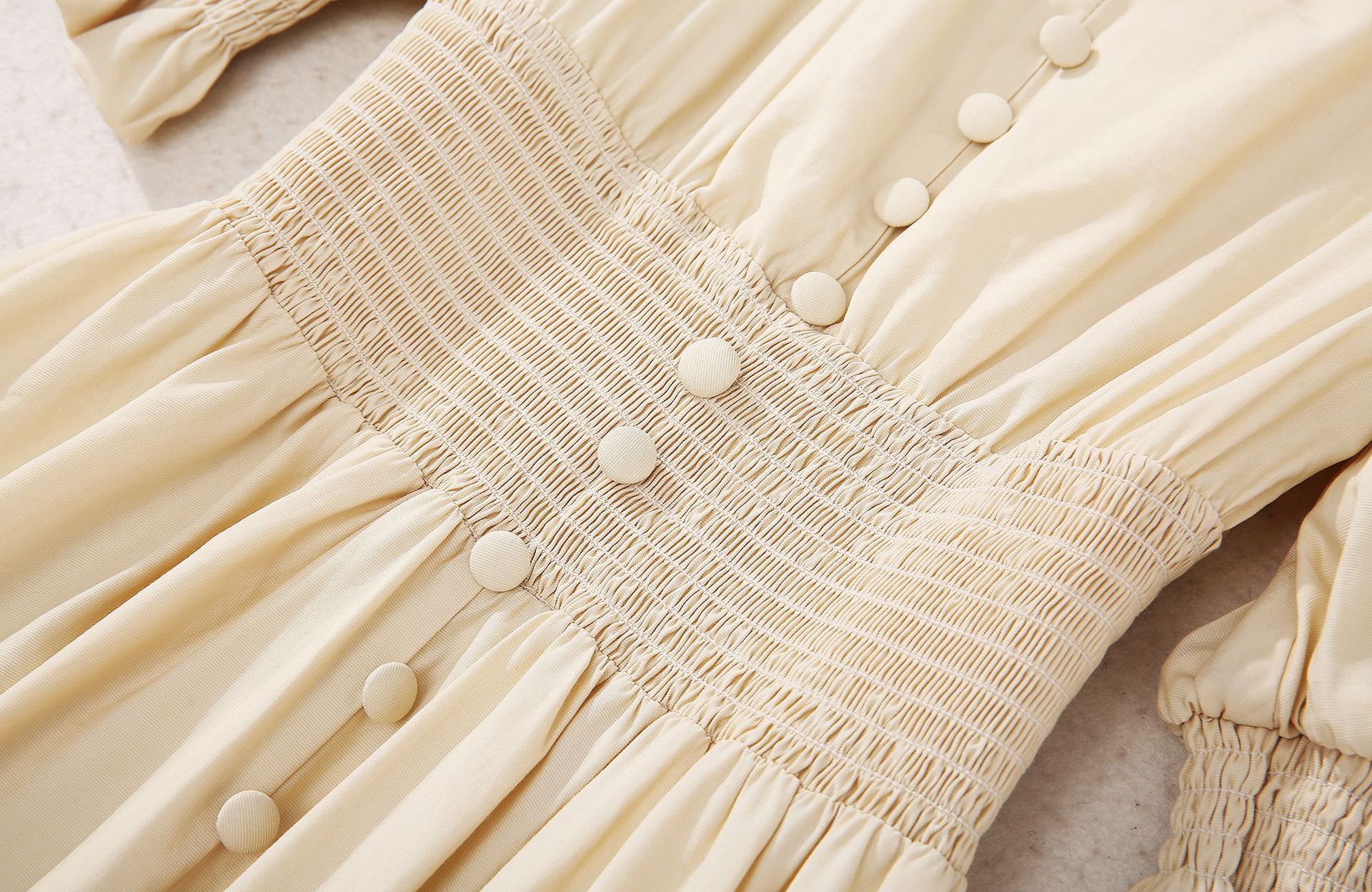 2020年夏季女装新品 v领打揽松紧腰重工钉扣灯笼袖中长连衣裙