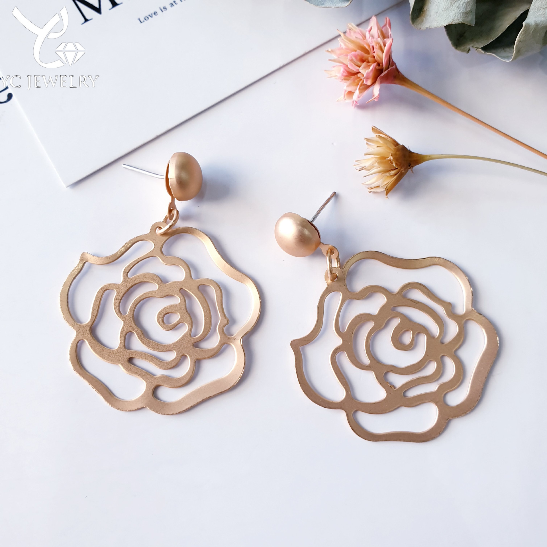 玫瑰花镂空耳钉图片