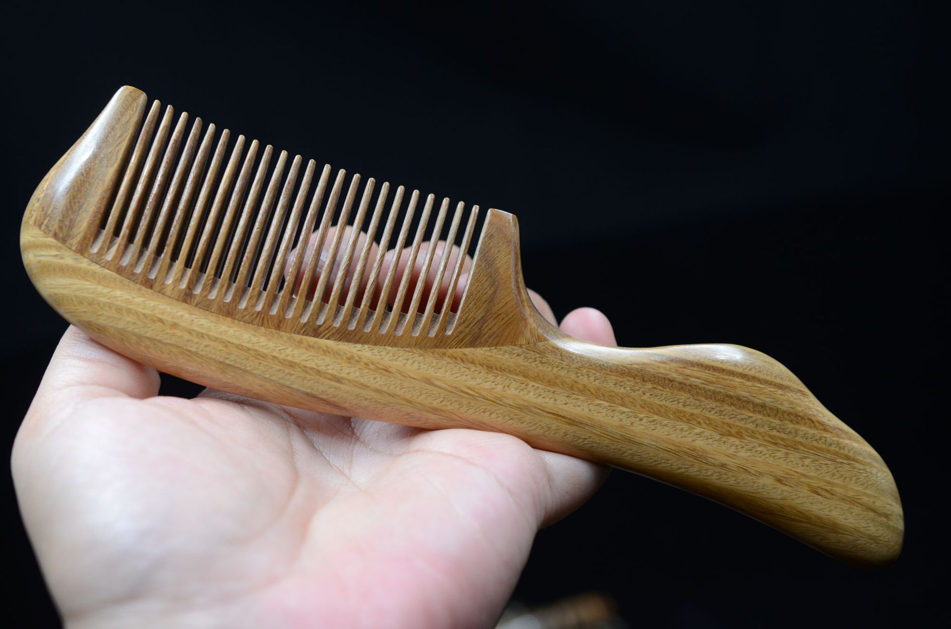 厂家直销19cm精品绿檀木梳子天然纹路按摩美发梳宽齿卷发梳批发