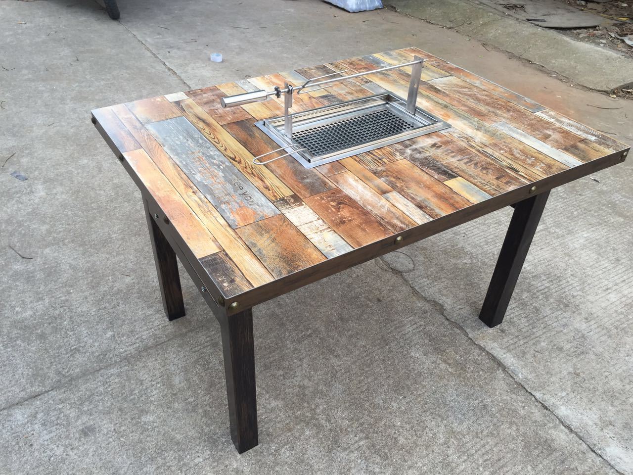 定制商用火烧石烤涮桌木炭烤羊腿桌子烤肉无烟自助火锅烧烤一体桌