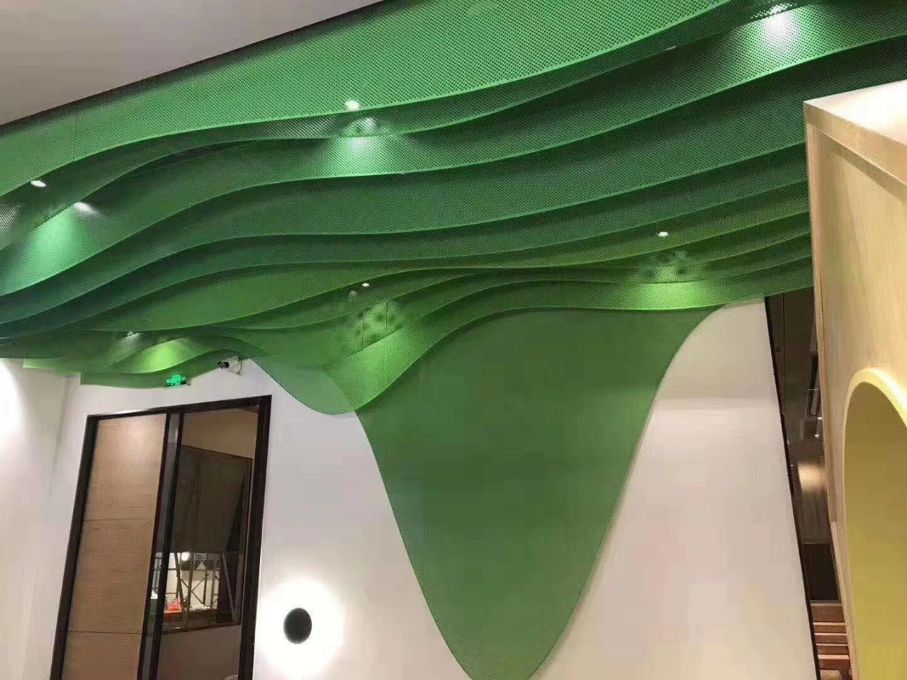 厂家高端定制 大型商场波浪造型铝方通 方通规格厚度弧度任意加工