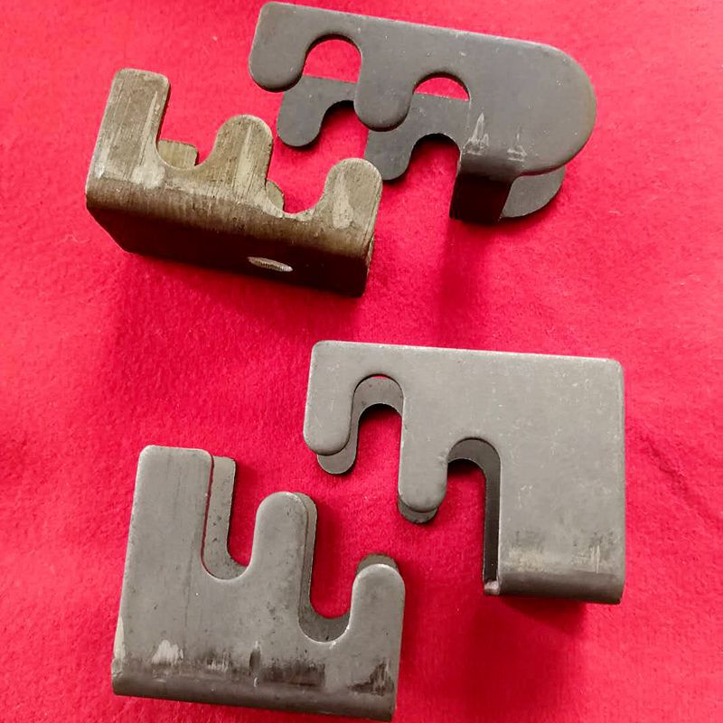 热销 办公桌配件 钢架子母卡扣件 供应 简约职员桌拆装公母卡扣