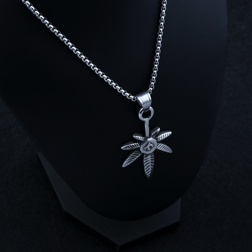 日本代购混搭枫叶钛钢吊坠男女嘻哈叶子项链钛钢时尚复古配饰